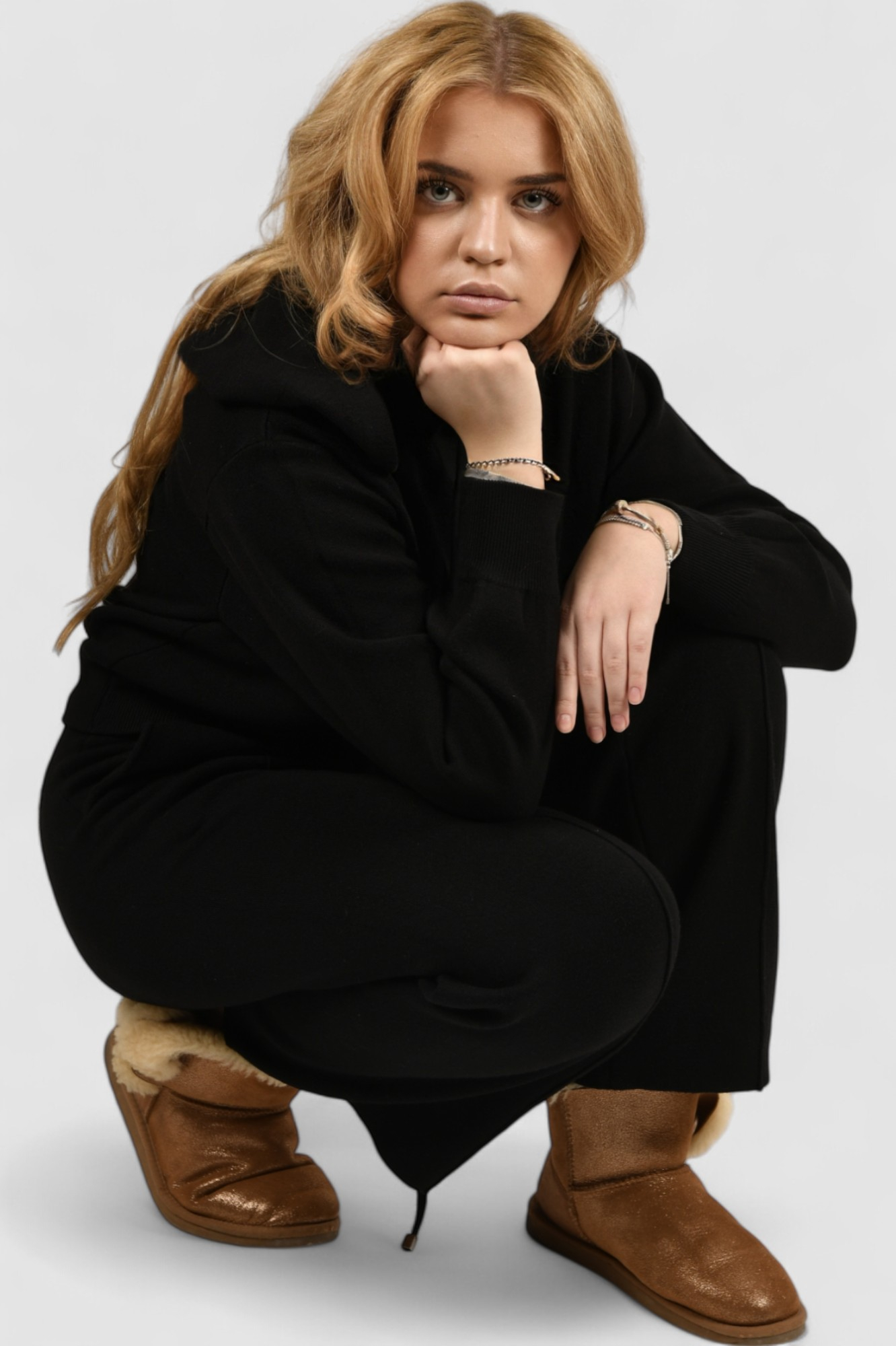 Ženska crna hoodica sa kapuljačom Noelia