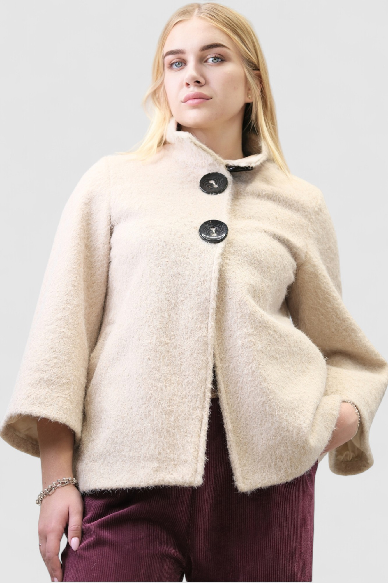 Ženski kaput Bruna u bež boji s povišenom kragnom i gumbima