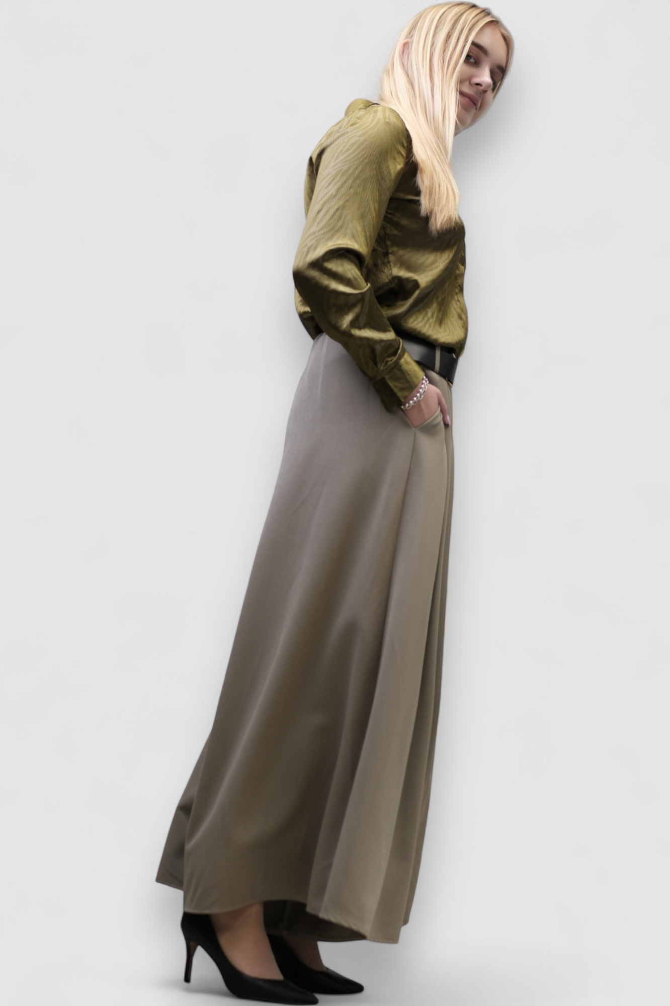 Suknja hlače Cicely u boji blata s faldama i remenom