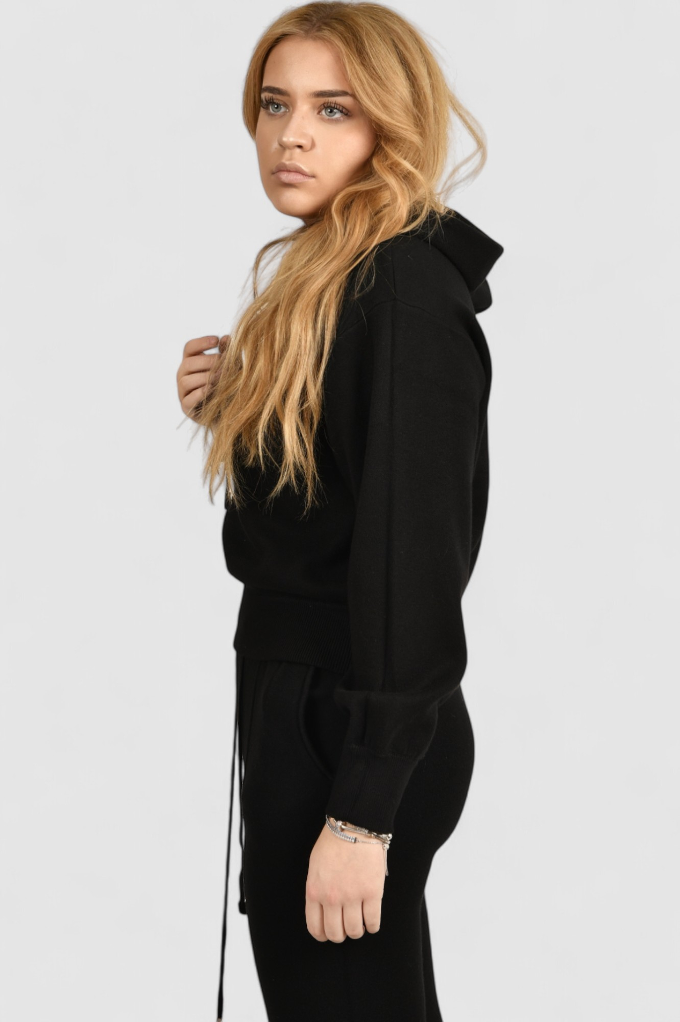 Ženska crna hoodica sa kapuljačom Noelia