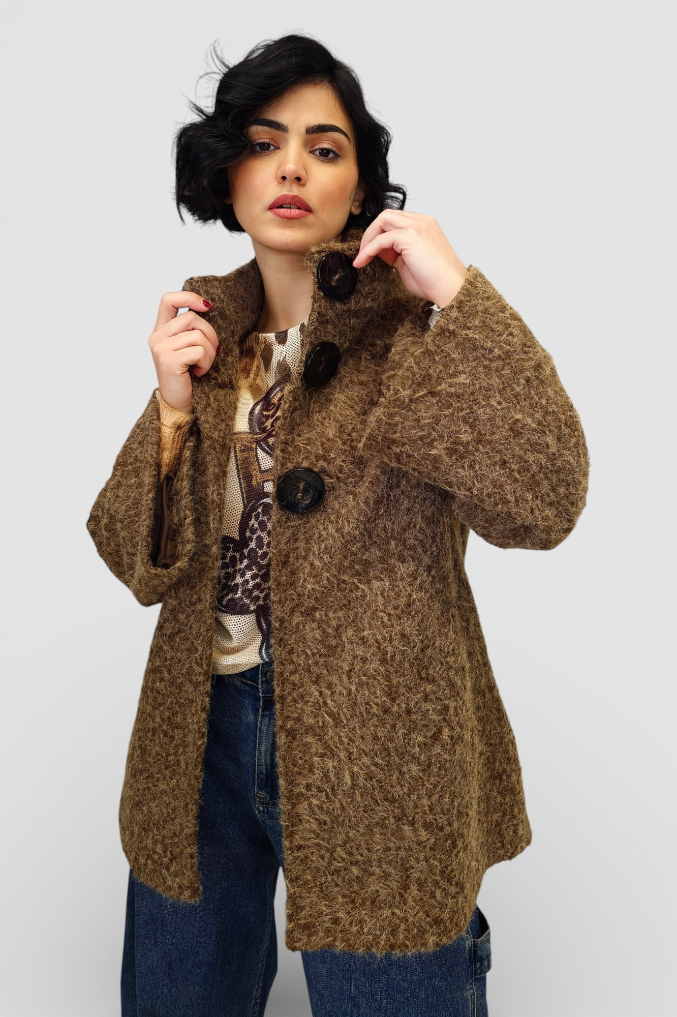 Ženski kratki kaputić Bruna u smeđoj boji s povišenom kragnom i gumbima