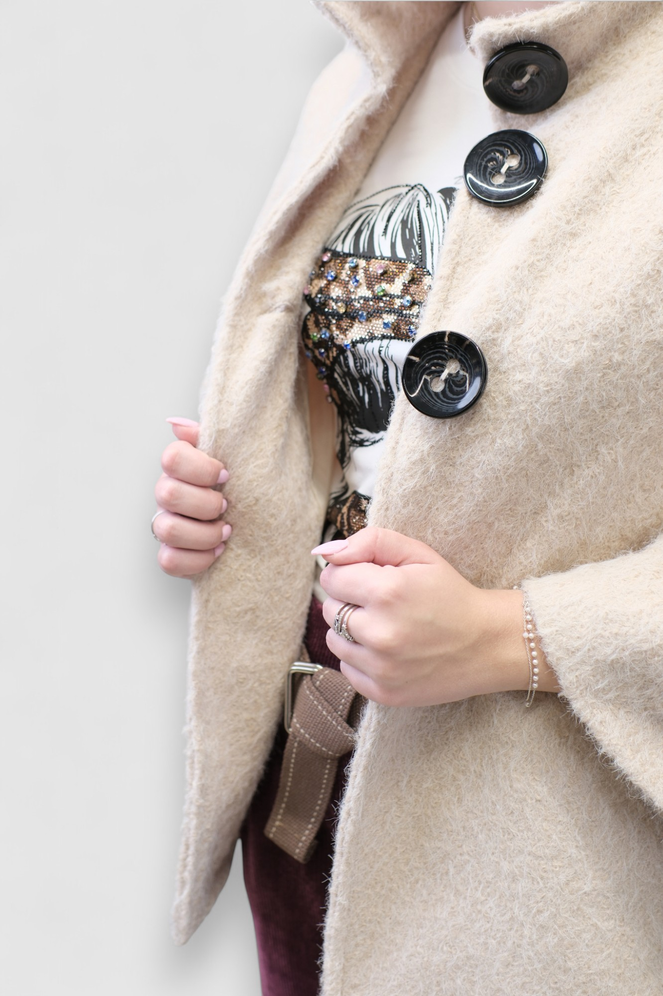 Ženski kaput Bruna u bež boji s povišenom kragnom i gumbima