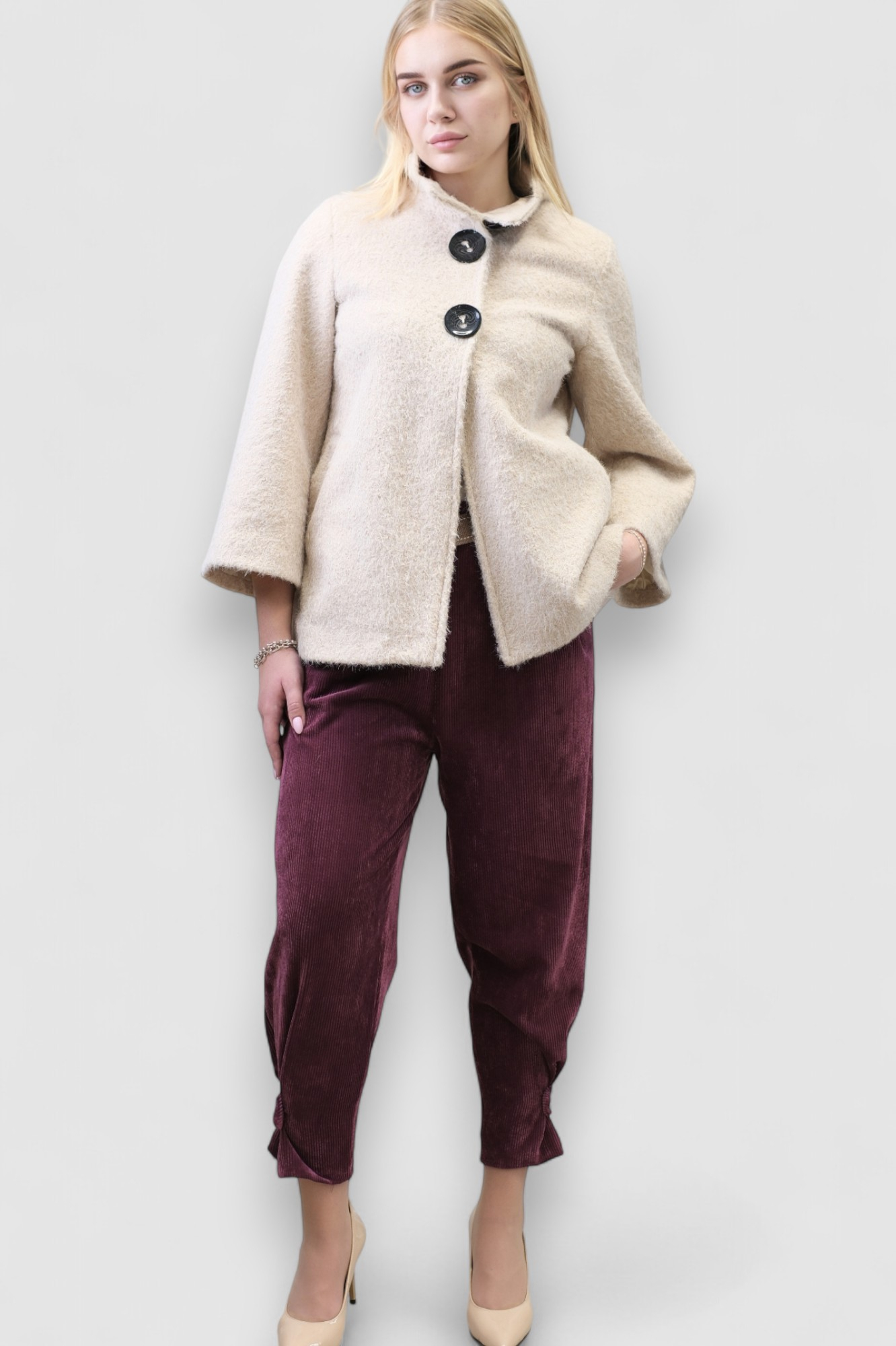 Ženski kaput Bruna u bež boji s povišenom kragnom i gumbima