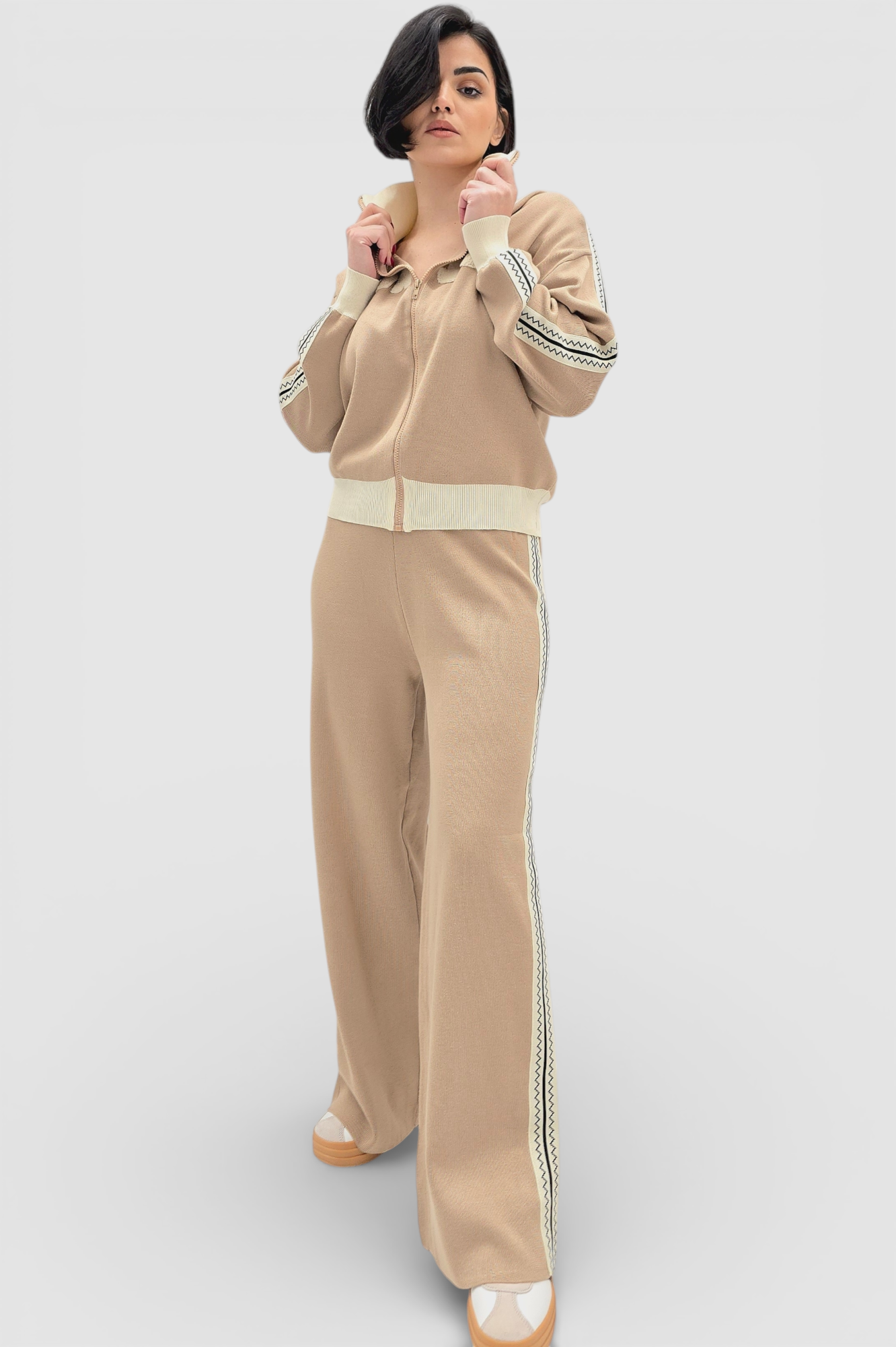 Ženska bež viskozna trenirka Coral u retro stilu