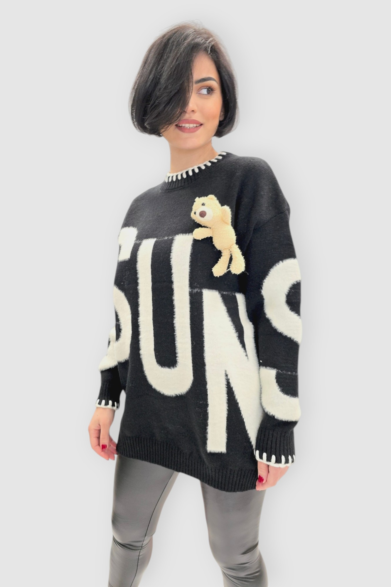 Ženski crni oversized džemper Carmen s medvjedićem