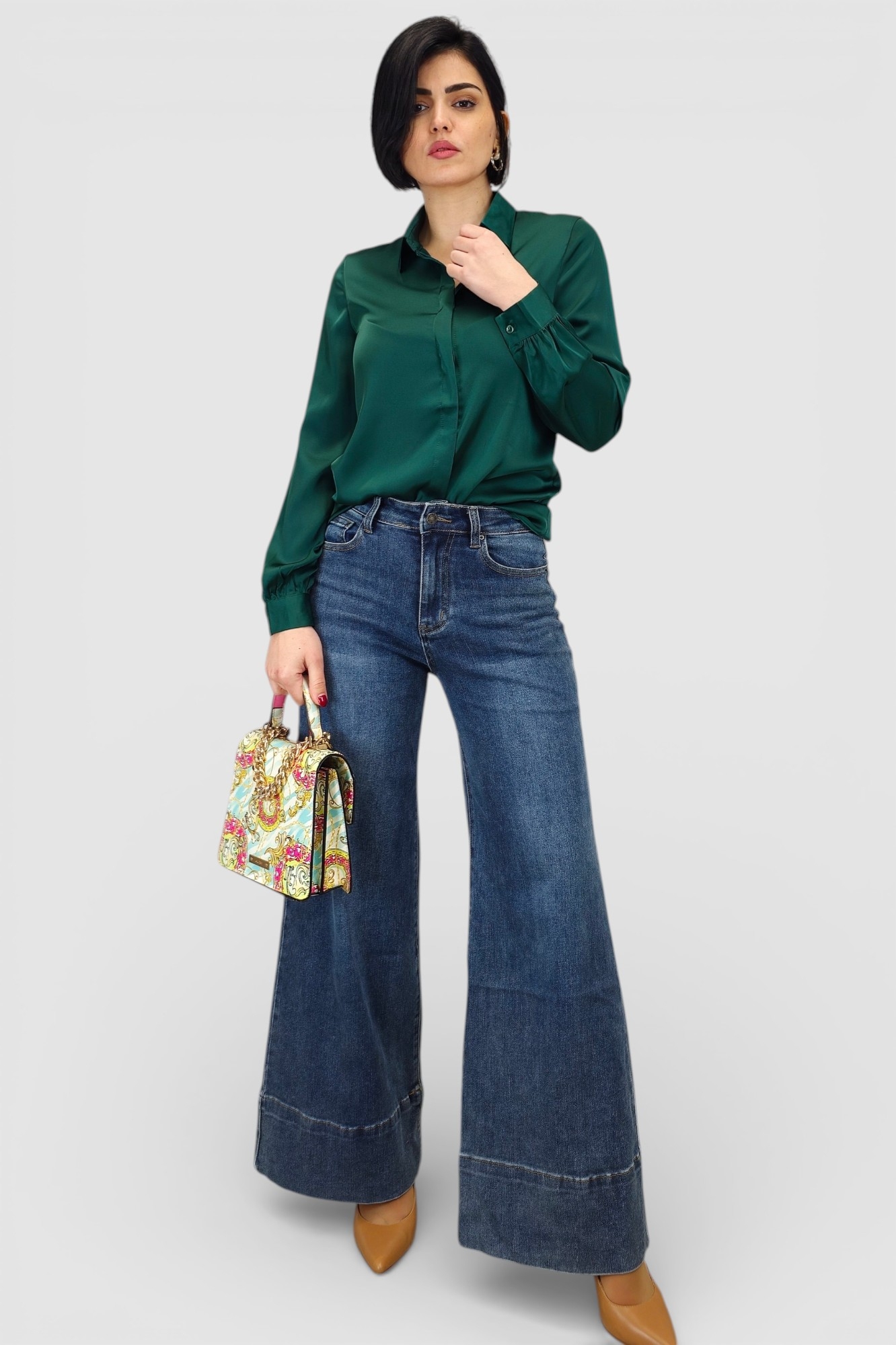 Ženska satenska košulja Fianna u smaragdno zelenoj boji s diskretnim sjajem