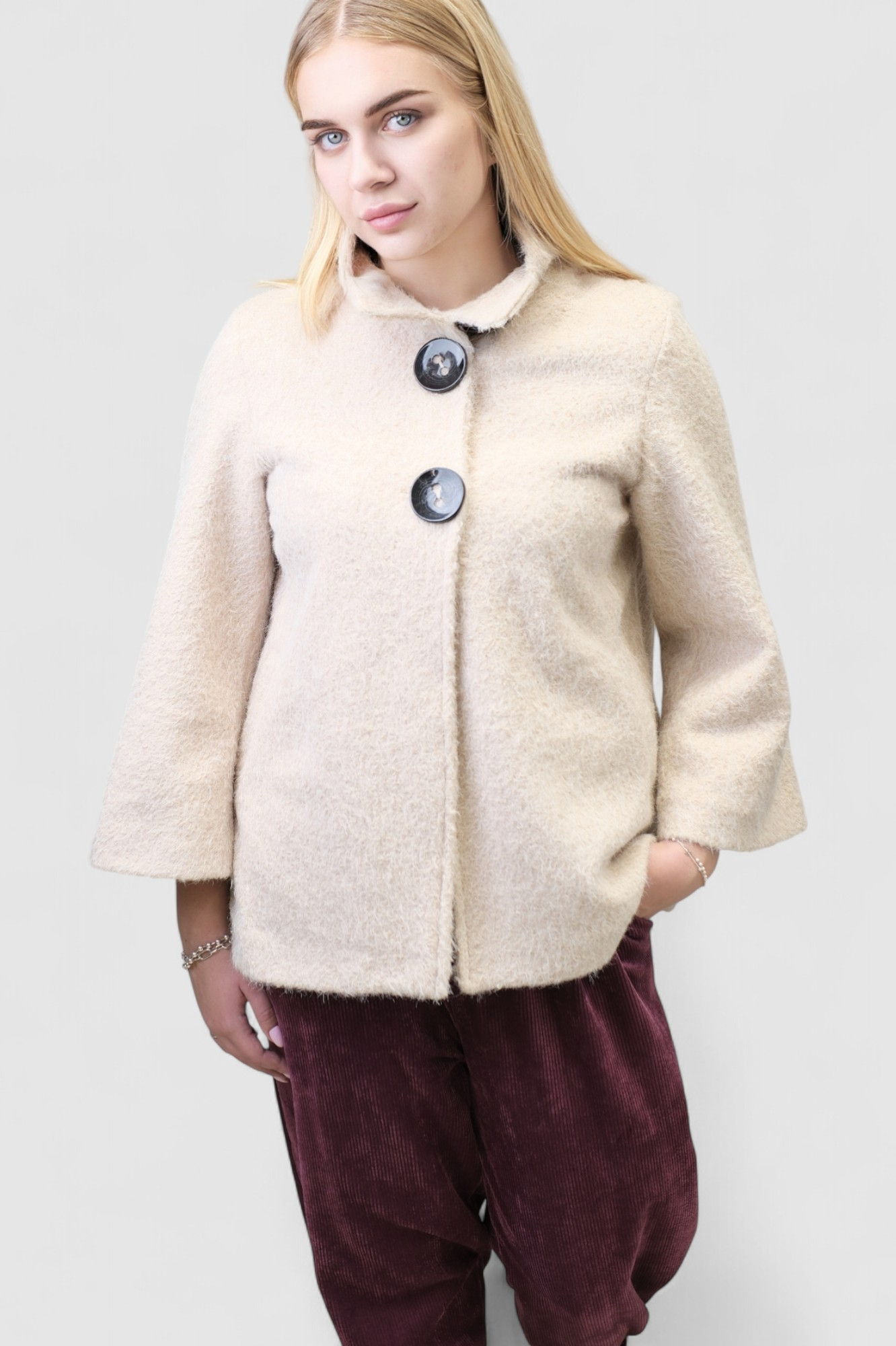 Ženski kaput Bruna u bež boji s povišenom kragnom i gumbima