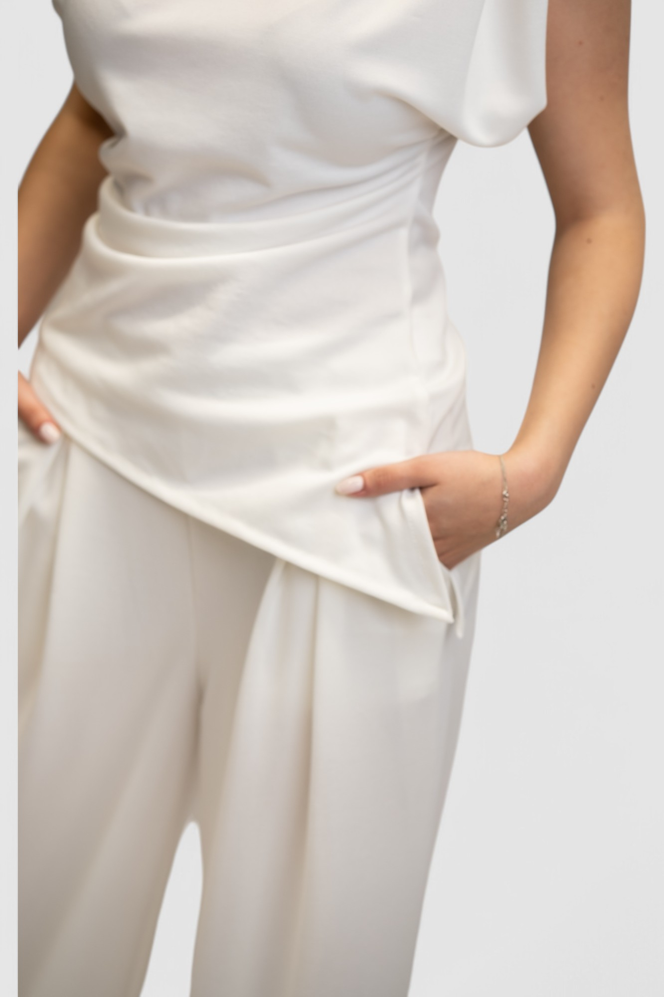 Ženski bijeli komplet s asimetričnim topom Francine