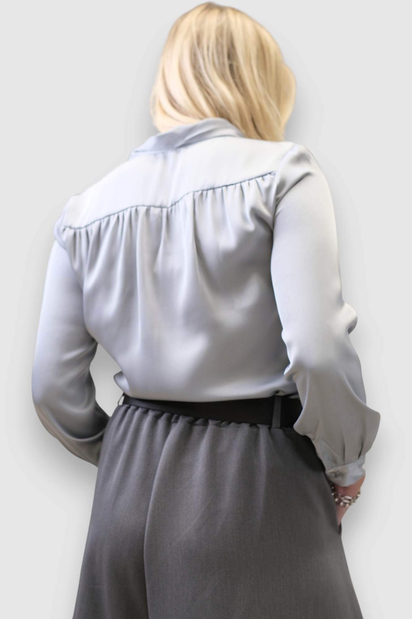 Ženska satenska košulja Ivania u sivoj boji s ukrasnom kravatom