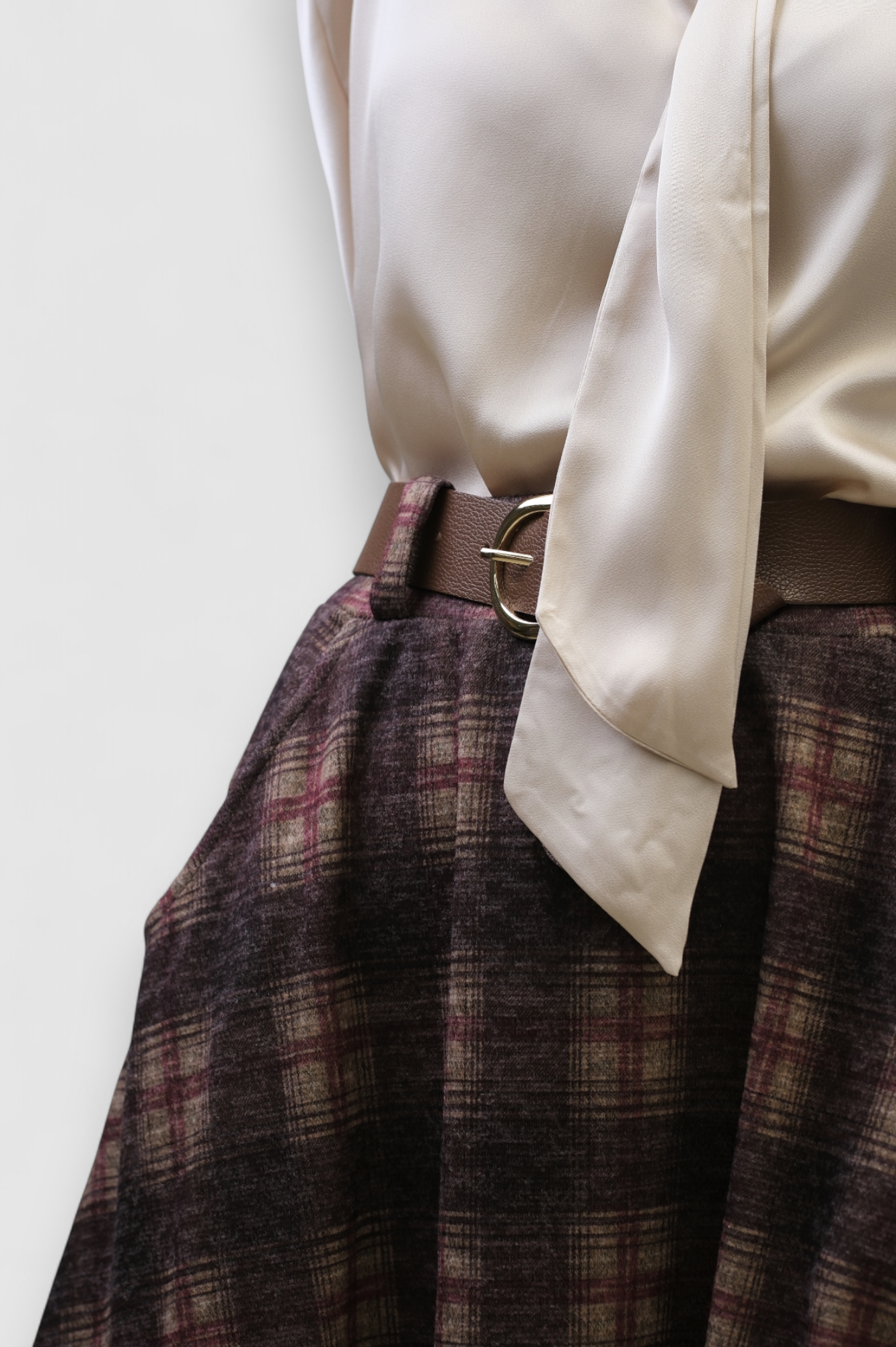 Ženska satenska košulja Ivania u bež boji s ukrasnom kravatom, bez kopčanja