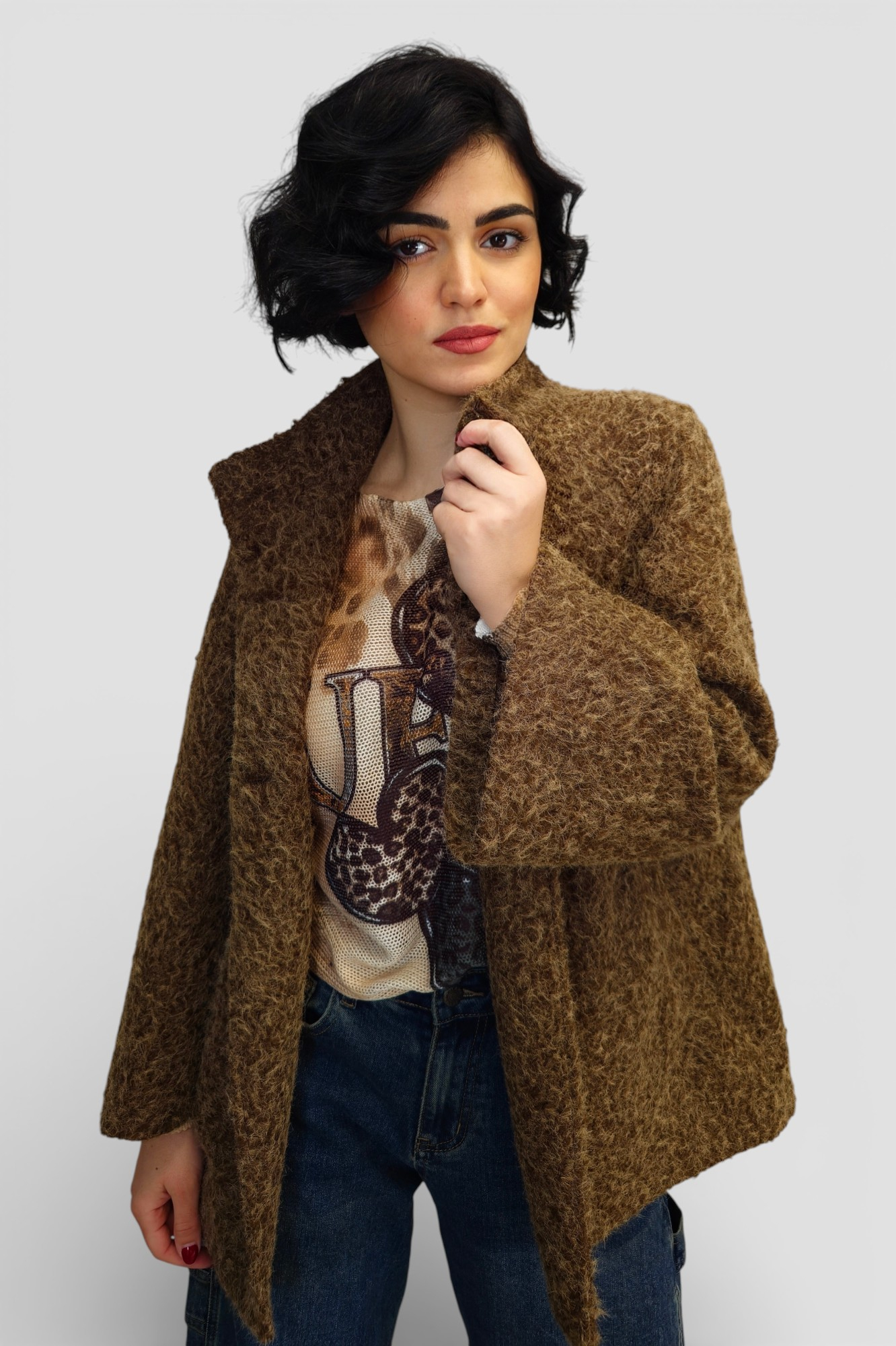 Ženski kratki kaputić Bruna u smeđoj boji s povišenom kragnom i gumbima