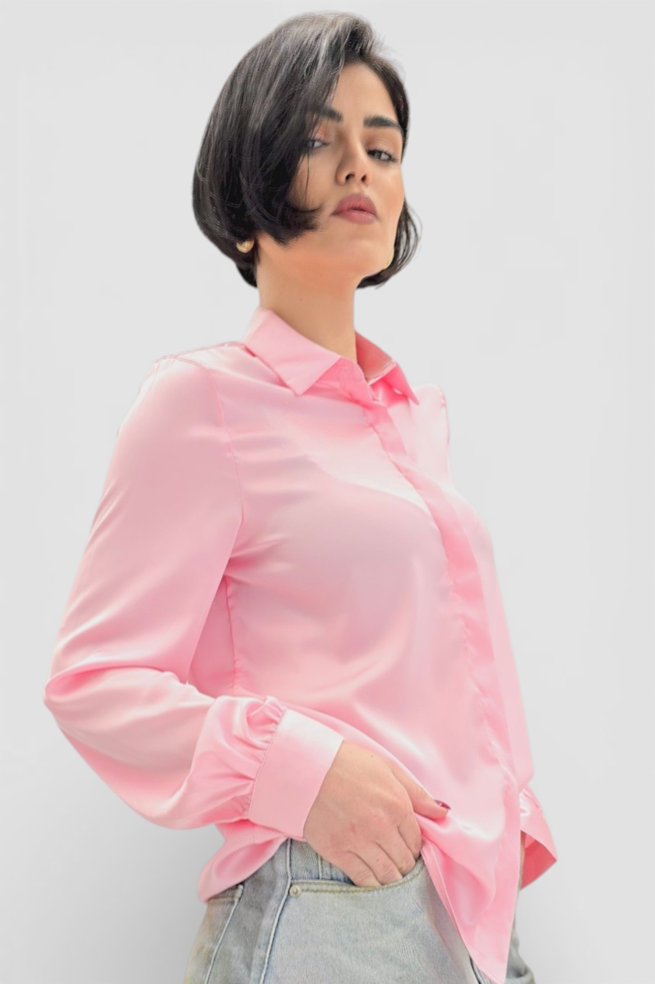 Ženska satenska košulja Fianna u nježno roza boji s diskretnim sjajem