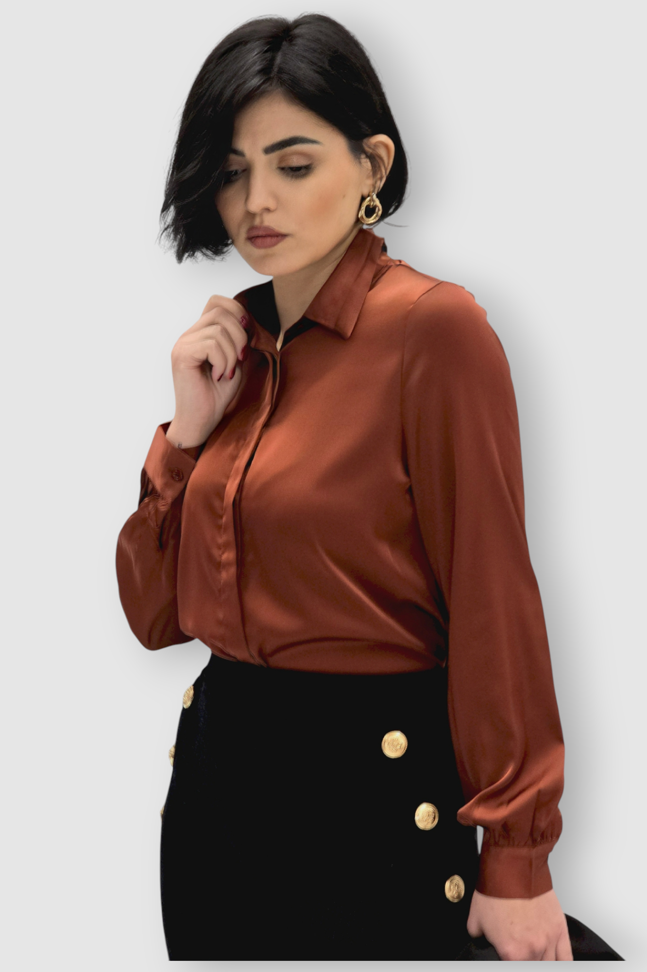 Ženska satenska košulja Fianna u bakreno smeđoj boji s diskretnim sjajem i klasičnim krojem