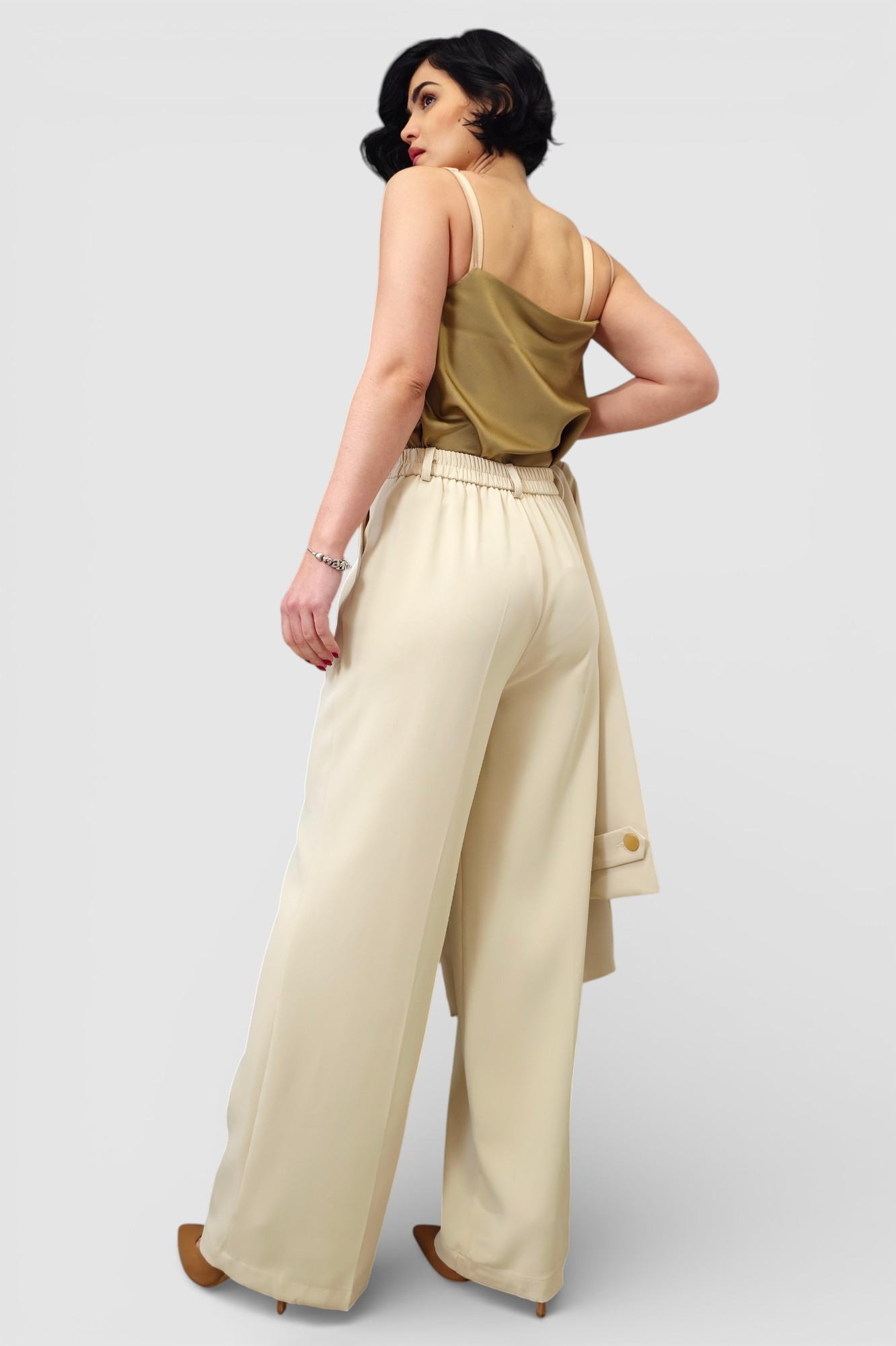 Žensko elegantno bež odijelo Clara