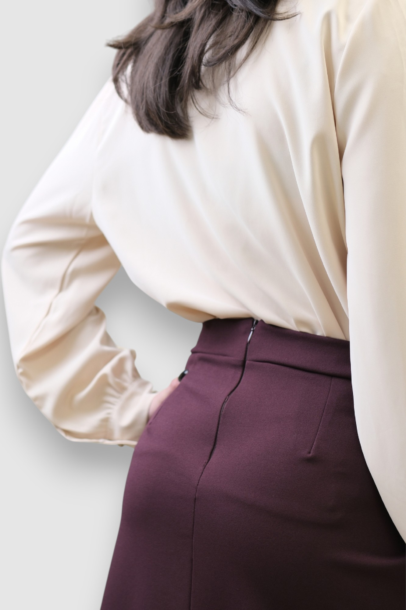 Ženska bordo suknja Izabella s prorezom i čipkom