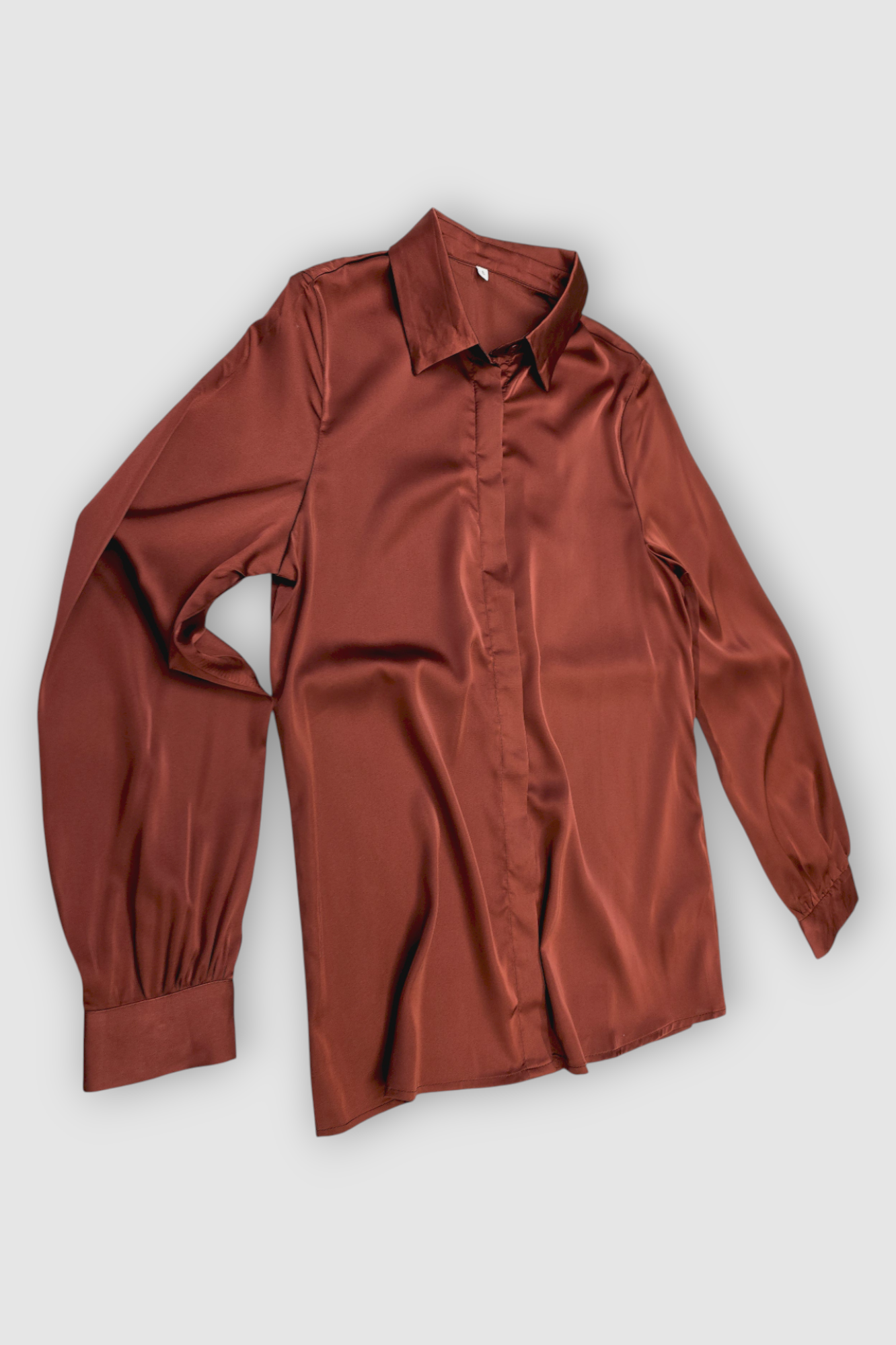 Ženska satenska košulja Fianna u bakreno smeđoj boji s diskretnim sjajem i klasičnim krojem