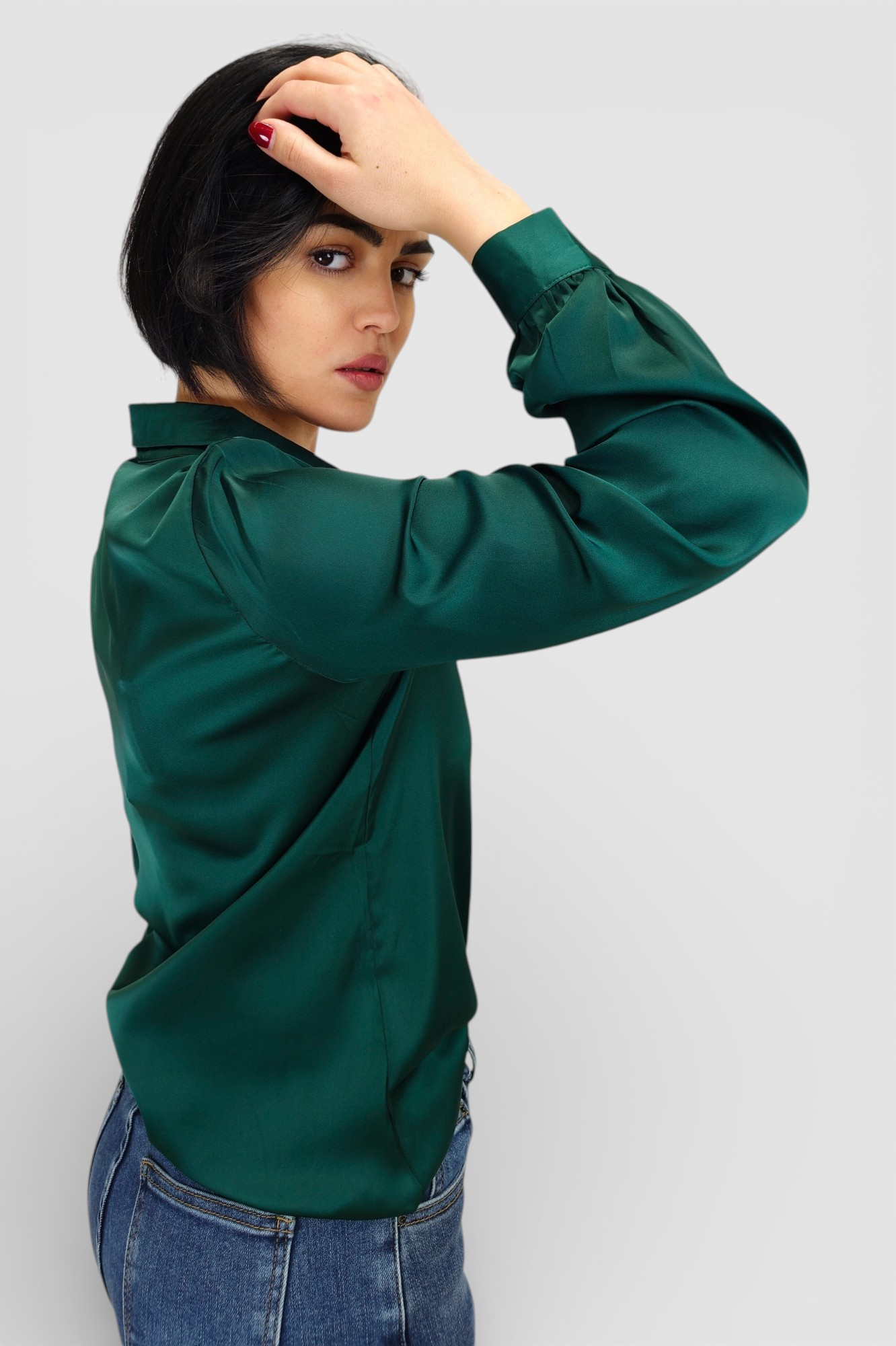 Ženska satenska košulja Fianna u smaragdno zelenoj boji s diskretnim sjajem