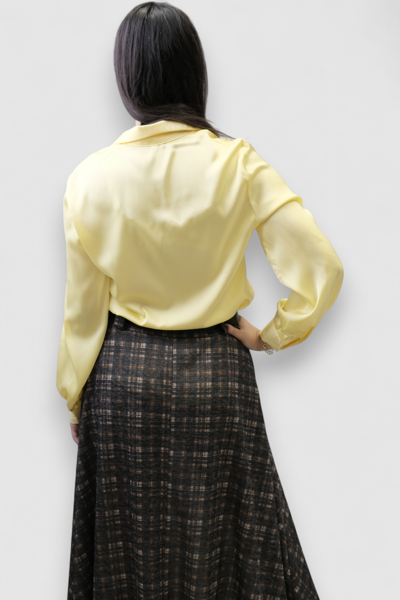 Ženska satenska košulja Fianna u nježno žutoj boji s diskretnim sjajem i klasičnim krojem