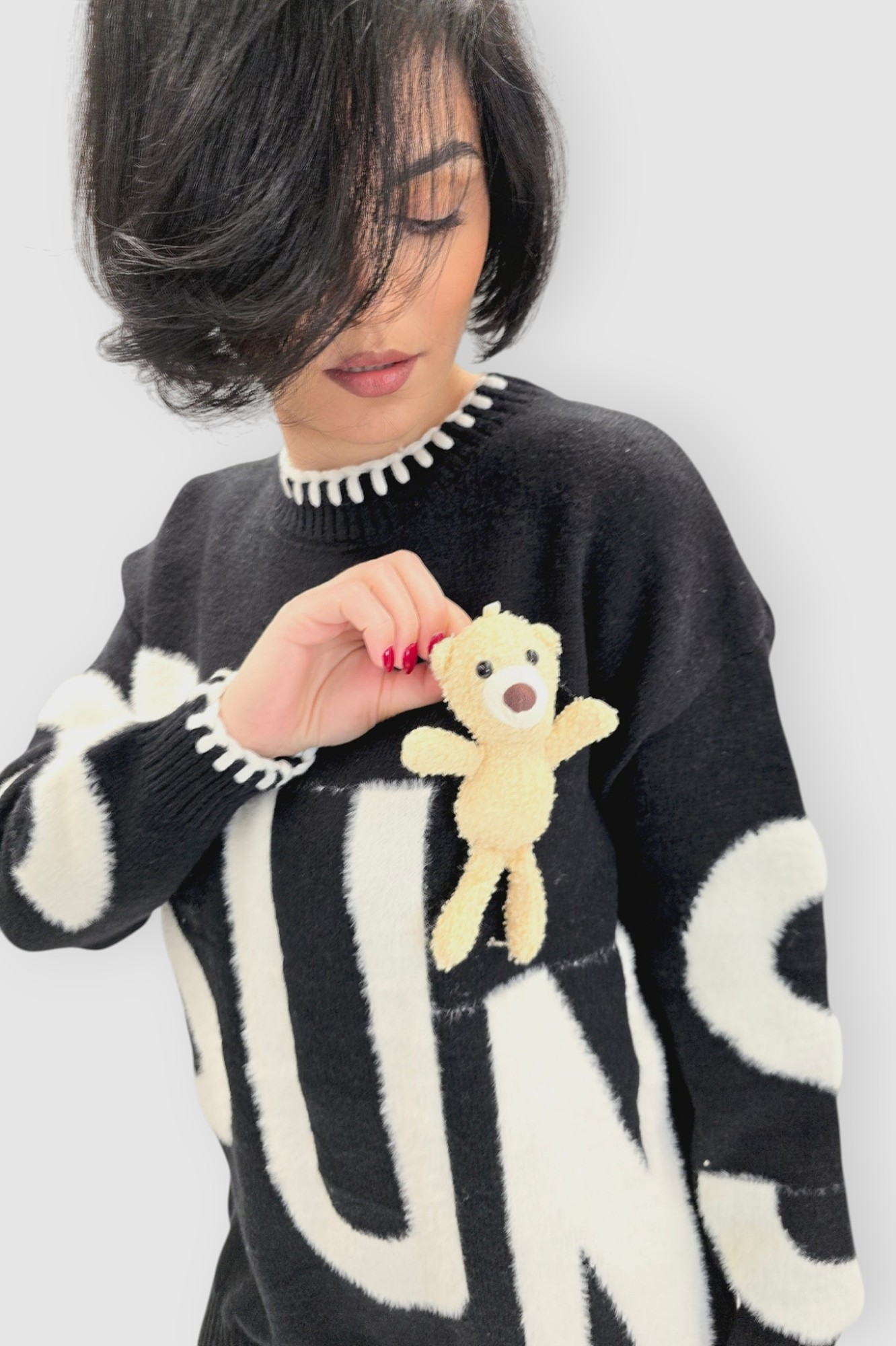 Ženski crni oversized džemper Carmen s medvjedićem