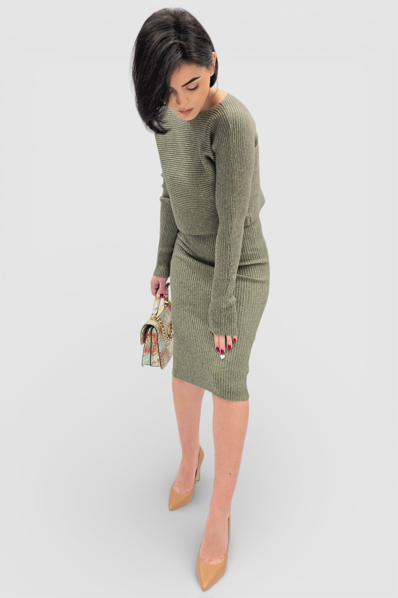 Komplet rebraste viskozne haljine i džempera u kaki boji Catrina