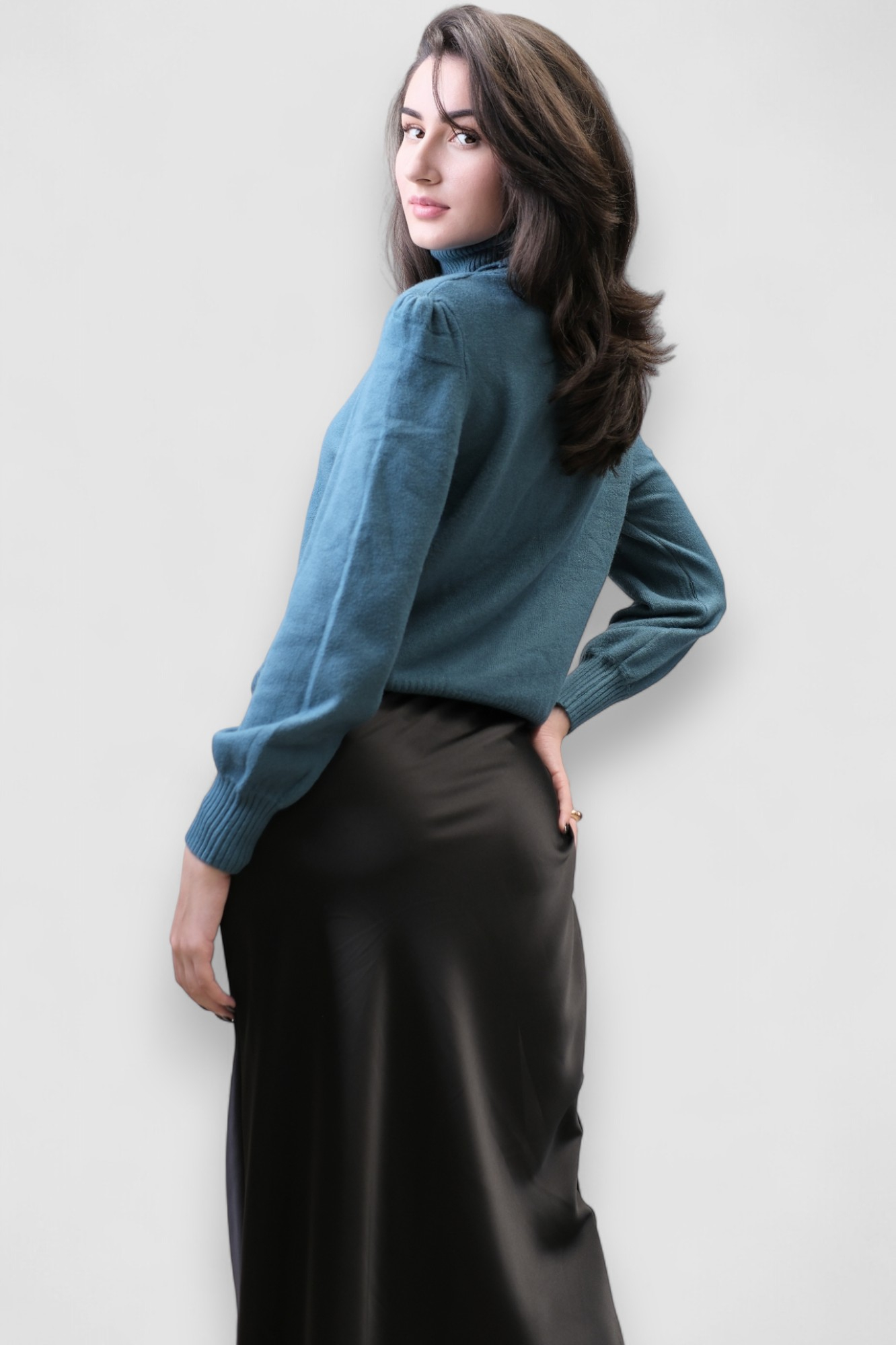 Ženski topliji džemper Maelle u petrolej boji s naboranim šavom na ramenima