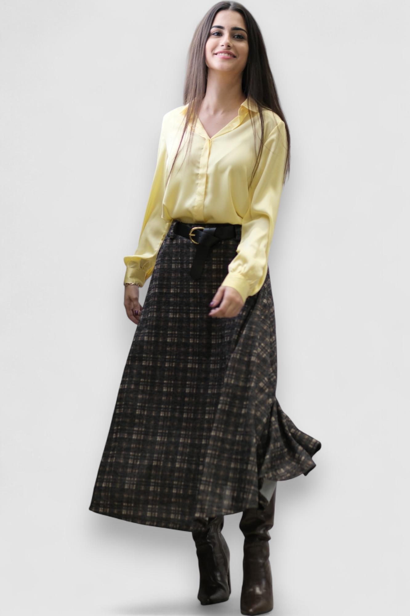 Ženska satenska košulja Fianna u nježno žutoj boji s diskretnim sjajem i klasičnim krojem