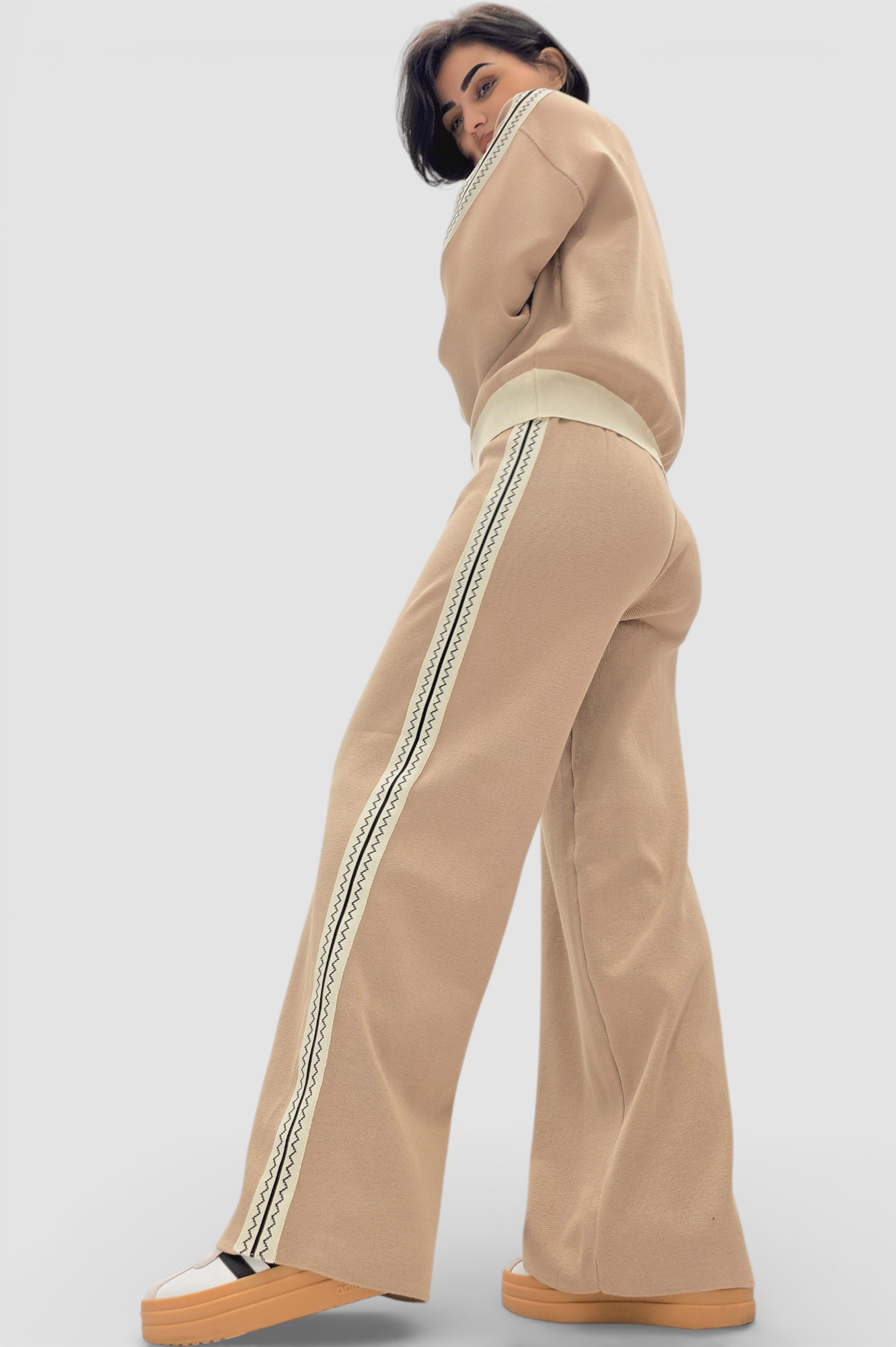 Ženska bež viskozna trenirka Coral u retro stilu