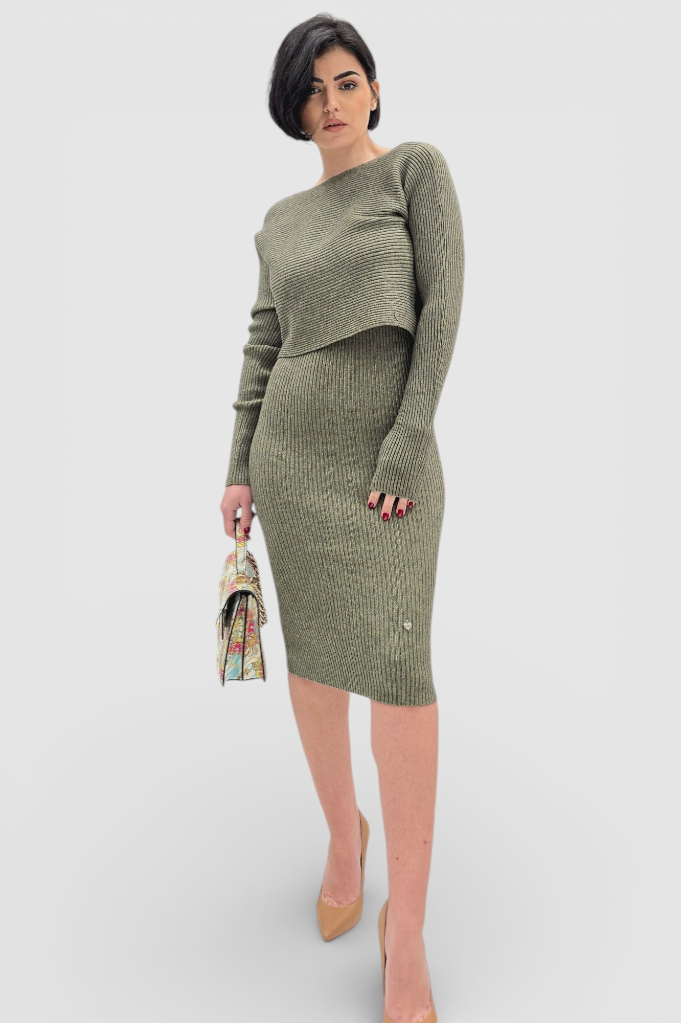 Komplet rebraste viskozne haljine i džempera u kaki boji Catrina