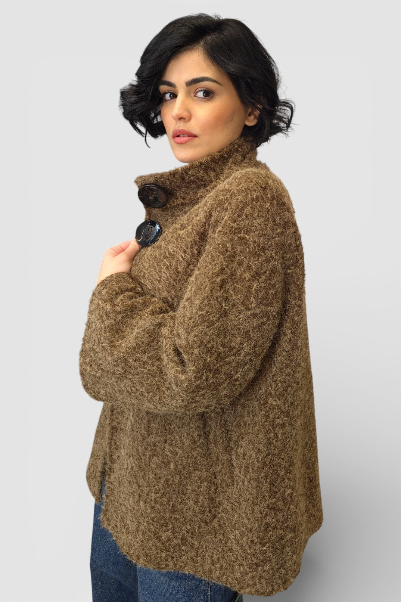 Ženski kratki kaputić Bruna u smeđoj boji s povišenom kragnom i gumbima