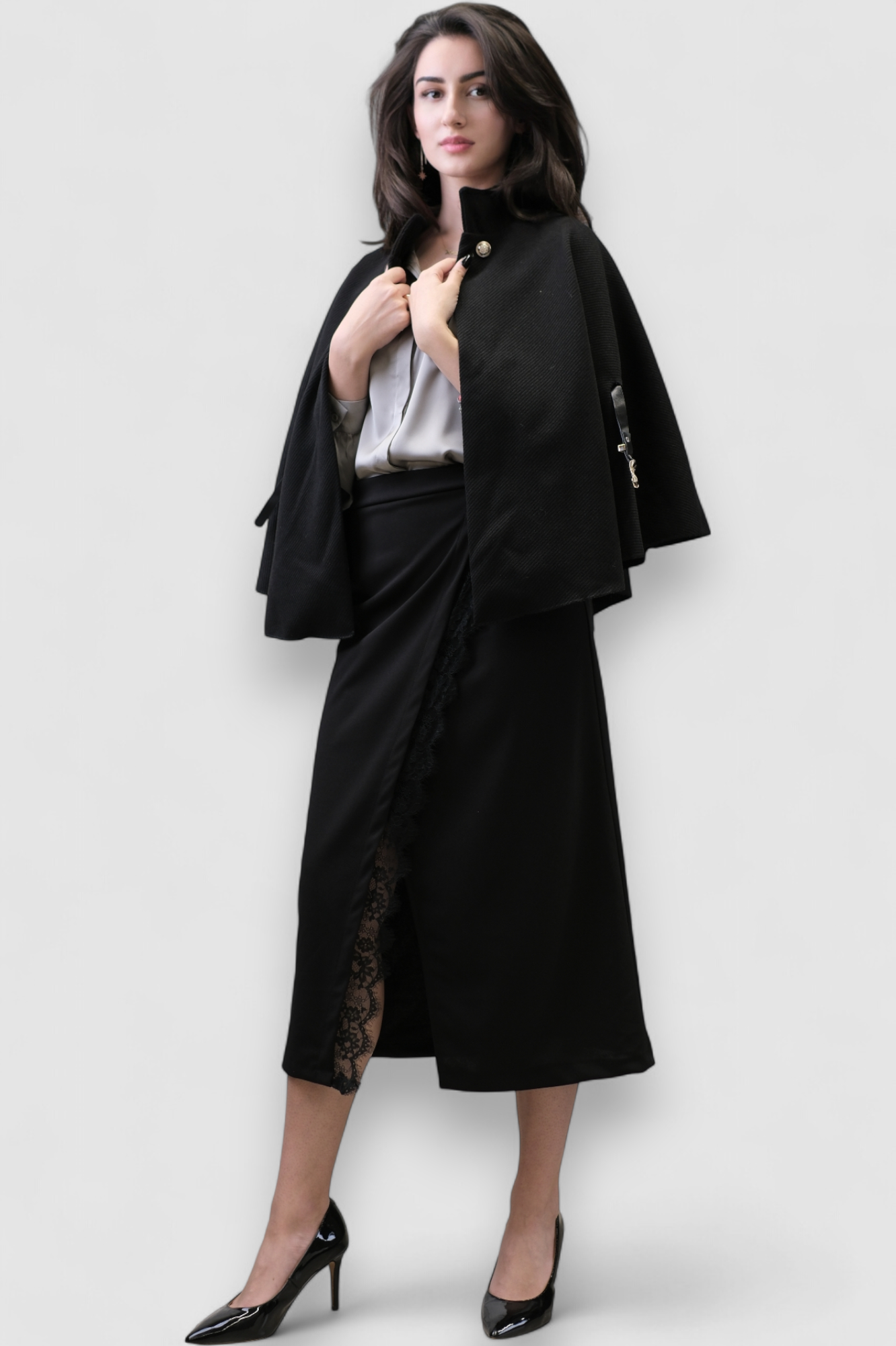 Ženska crna suknja Izabella s prorezom i čipkom