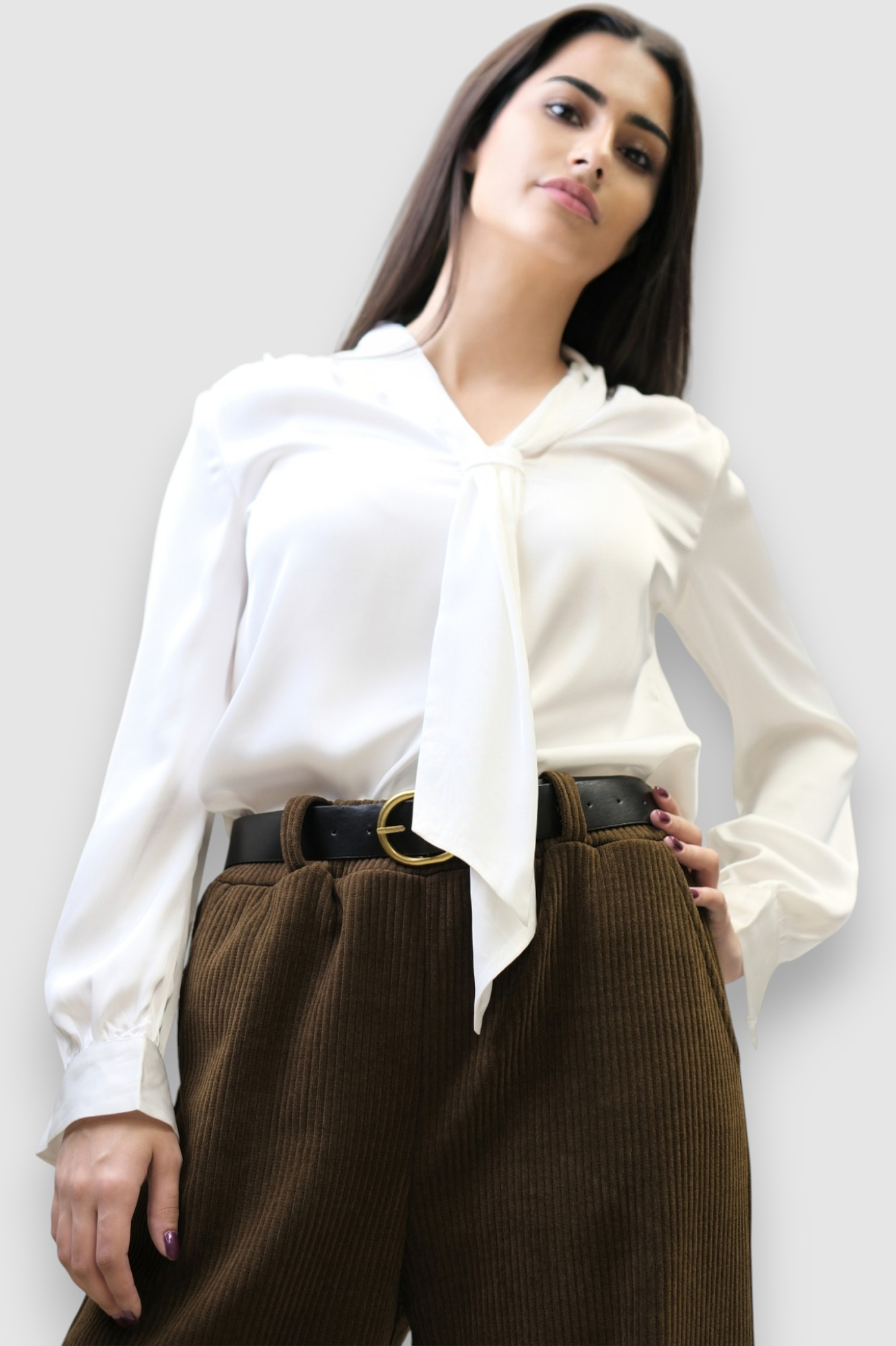 Ženska satenska košulja Ivania u bijeloj boji s ukrasnom kravatom