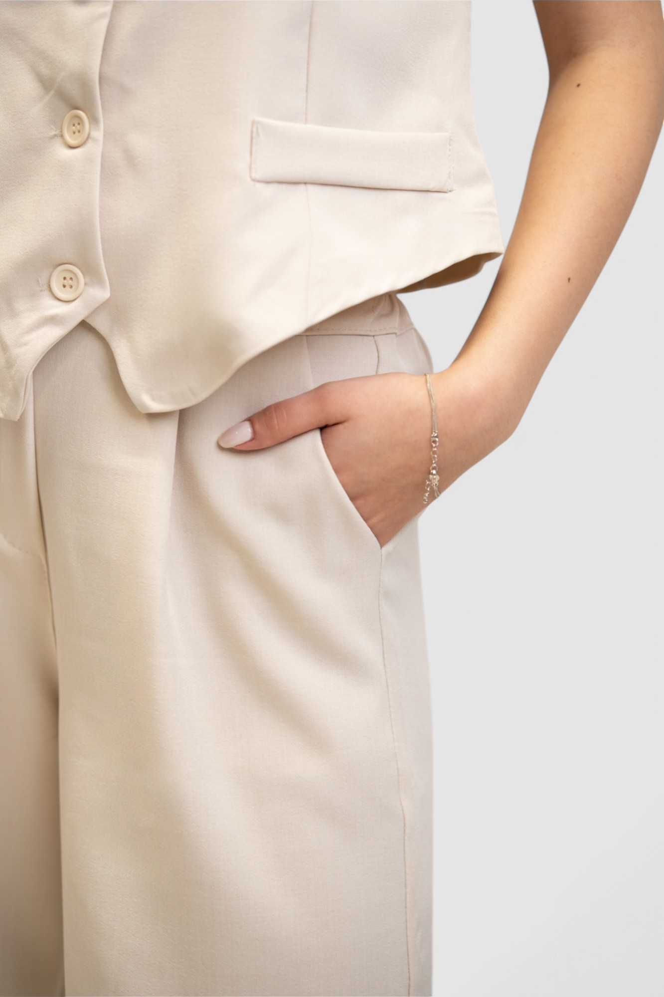 Žensko bež odijelo sa prslukom Chantal