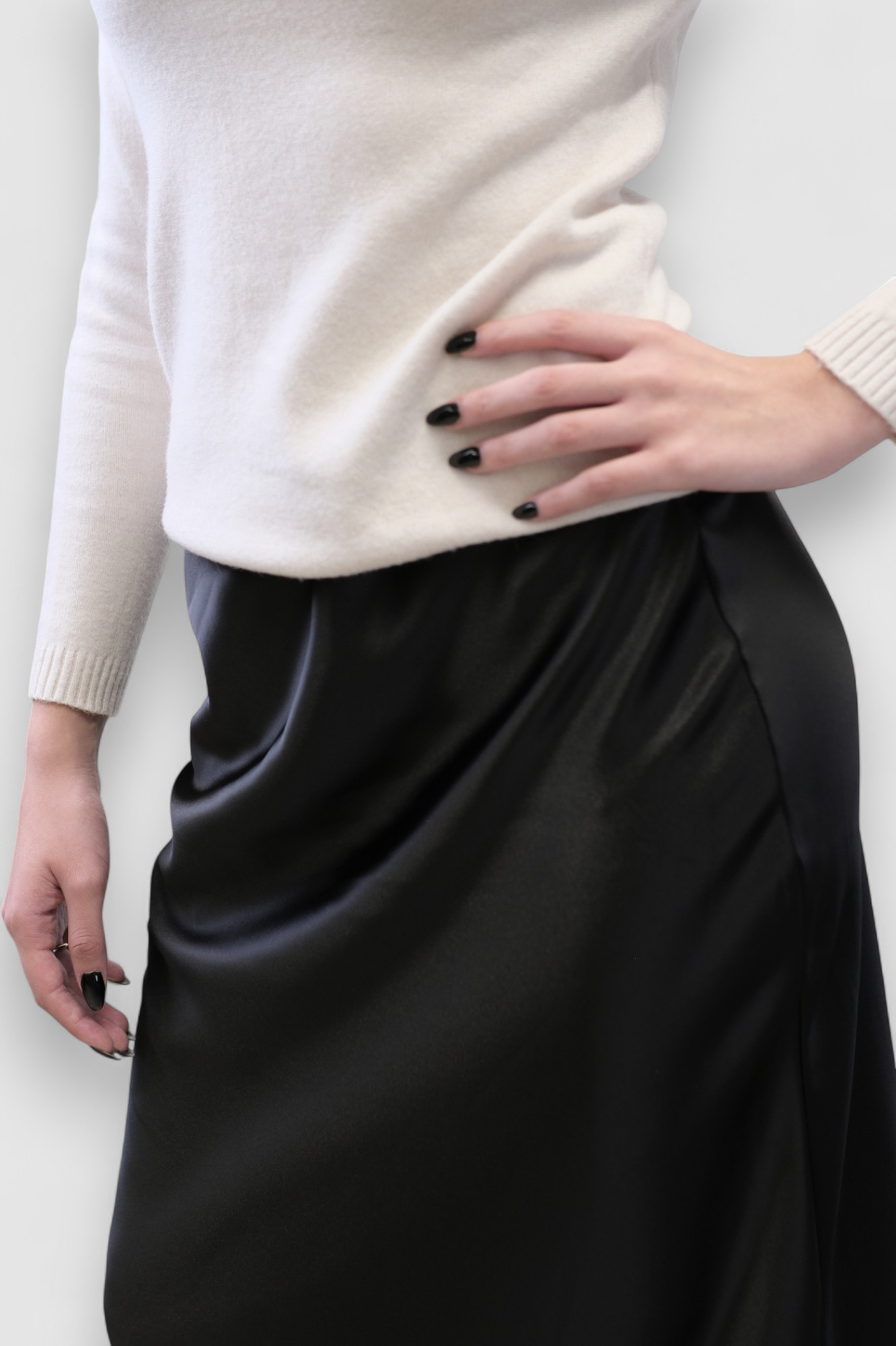 Satenska suknja Isolde u crnoj boji s diskretnim sjajem