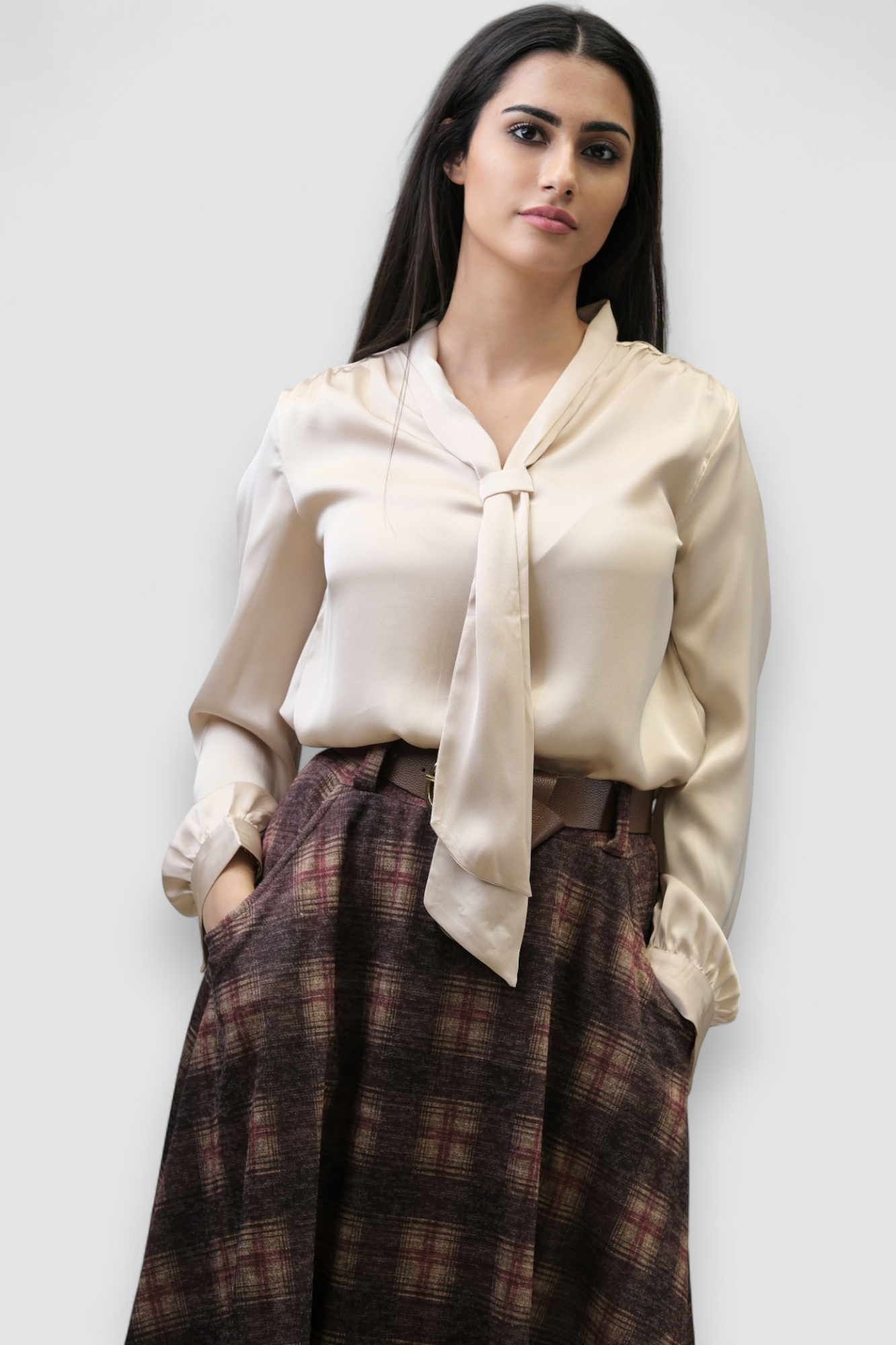 Ženska satenska košulja Ivania u bež boji s ukrasnom kravatom, bez kopčanja