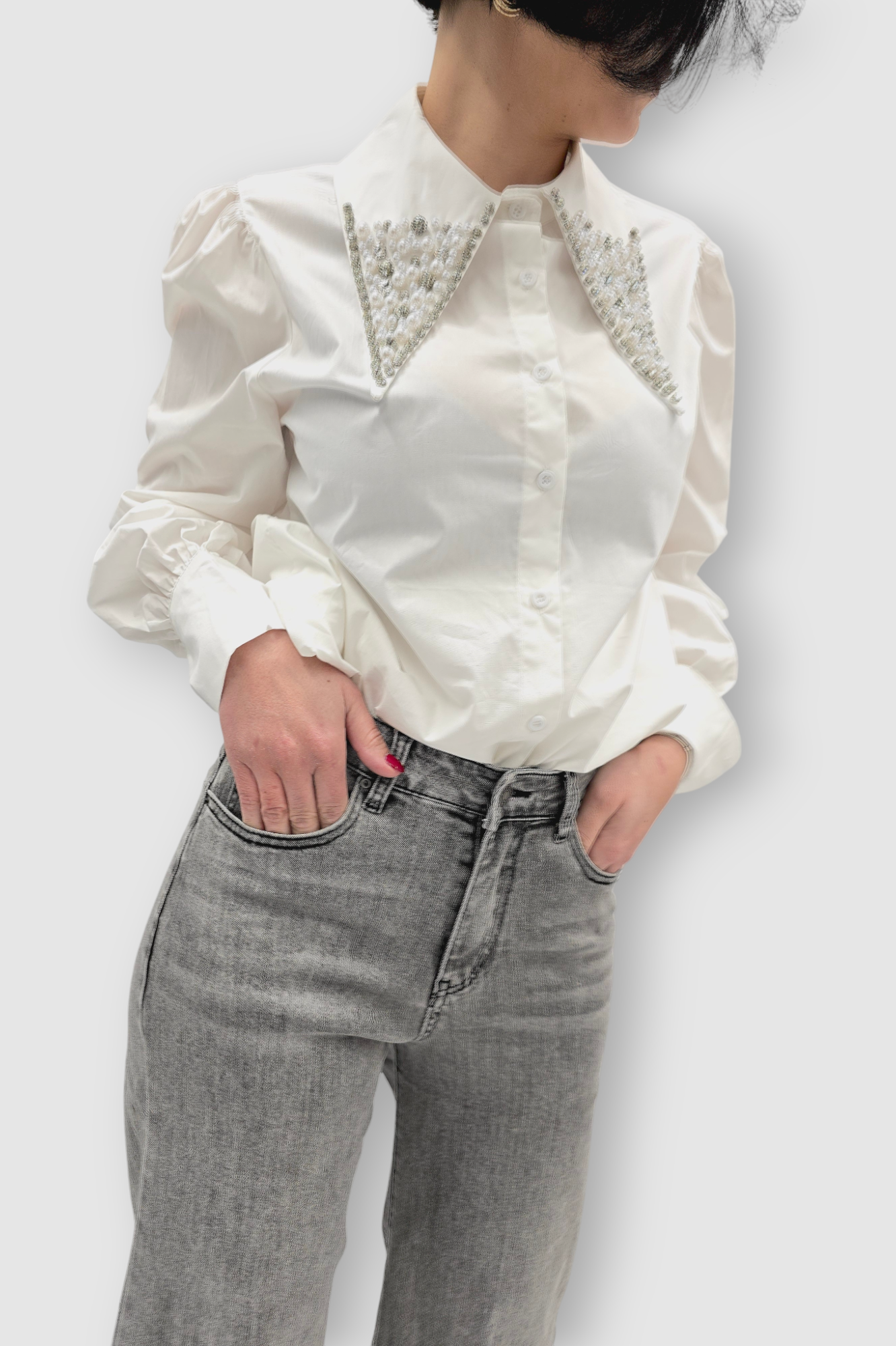 Ženska bijela košulja Belen dugih rukava ukrašena biserima i kristalima na kragni