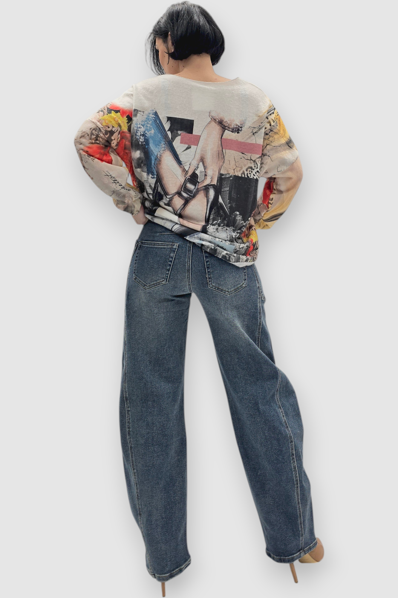 Ženska mekana majica Fara sa printom sandale i srebnim koncem na ovratniku