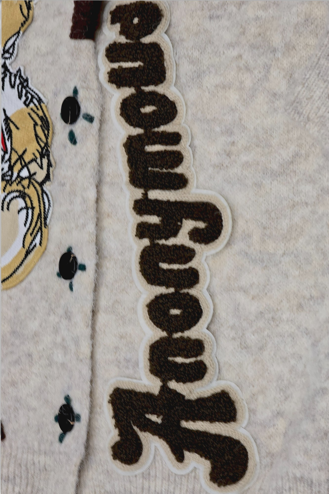 Ženski bež džemper na kopčanje Bindi s V-izrezom i aplikacijom medvjedića