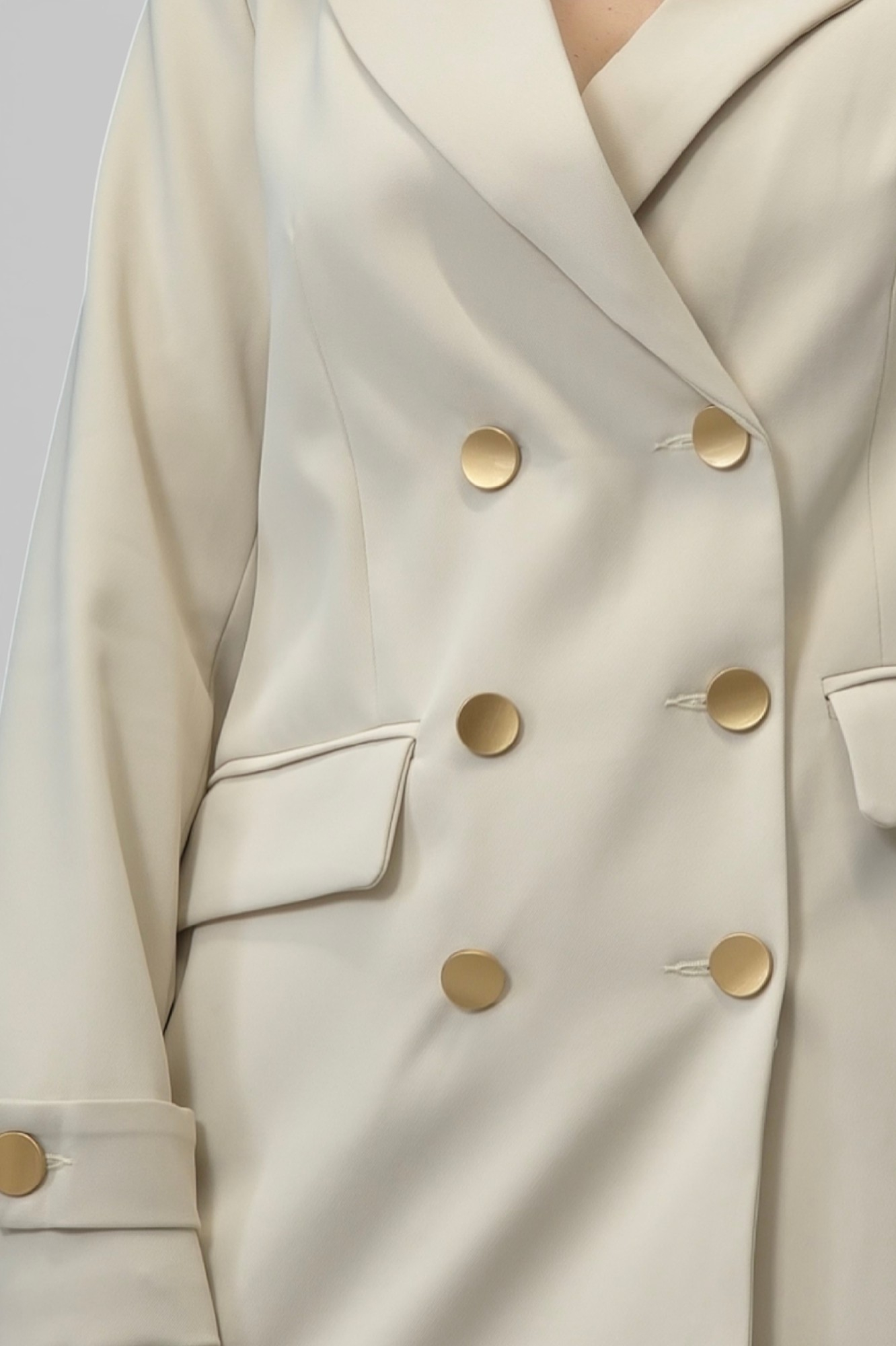 Žensko elegantno bež odijelo Clara