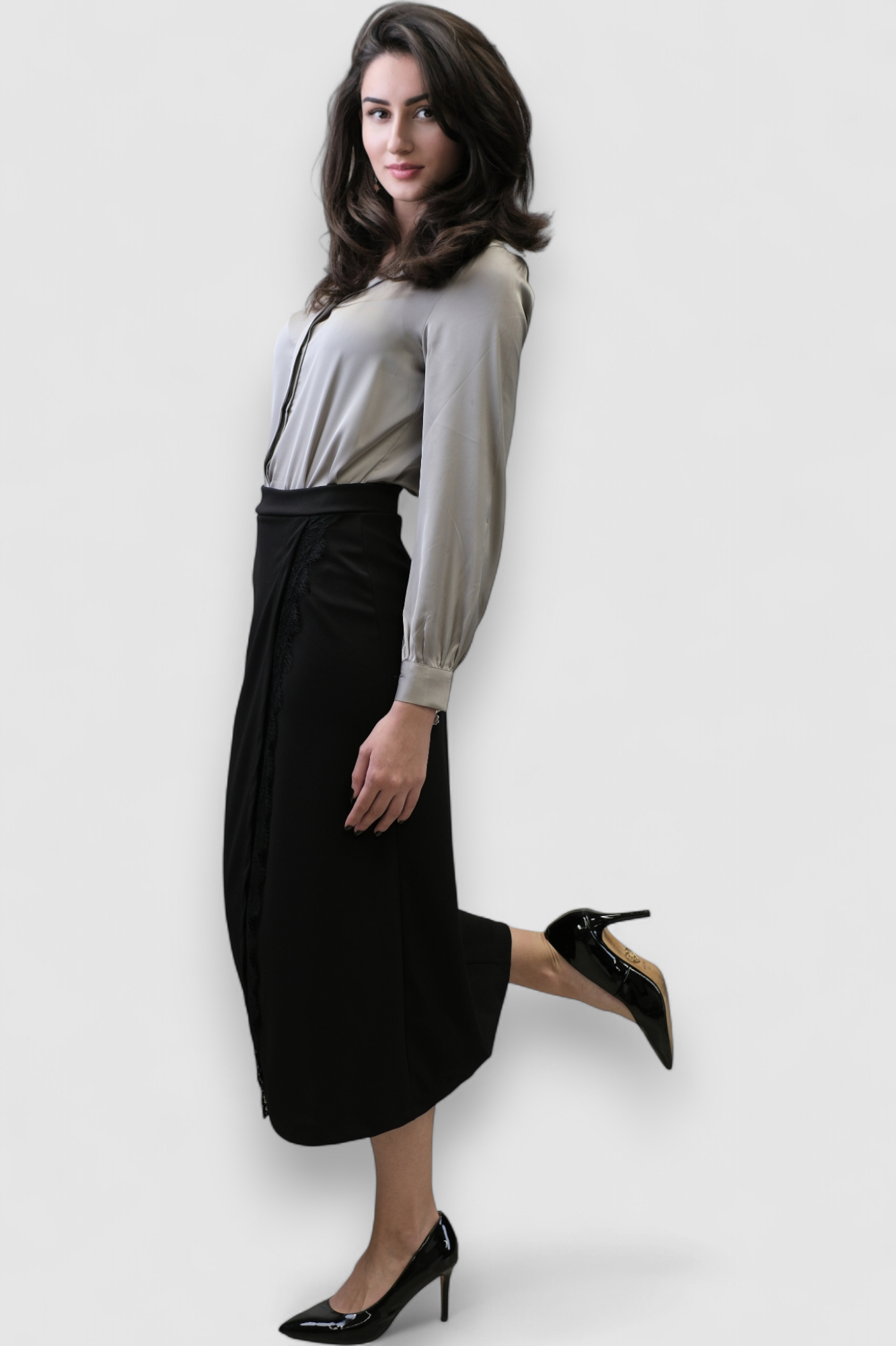 Ženska crna suknja Izabella s prorezom i čipkom