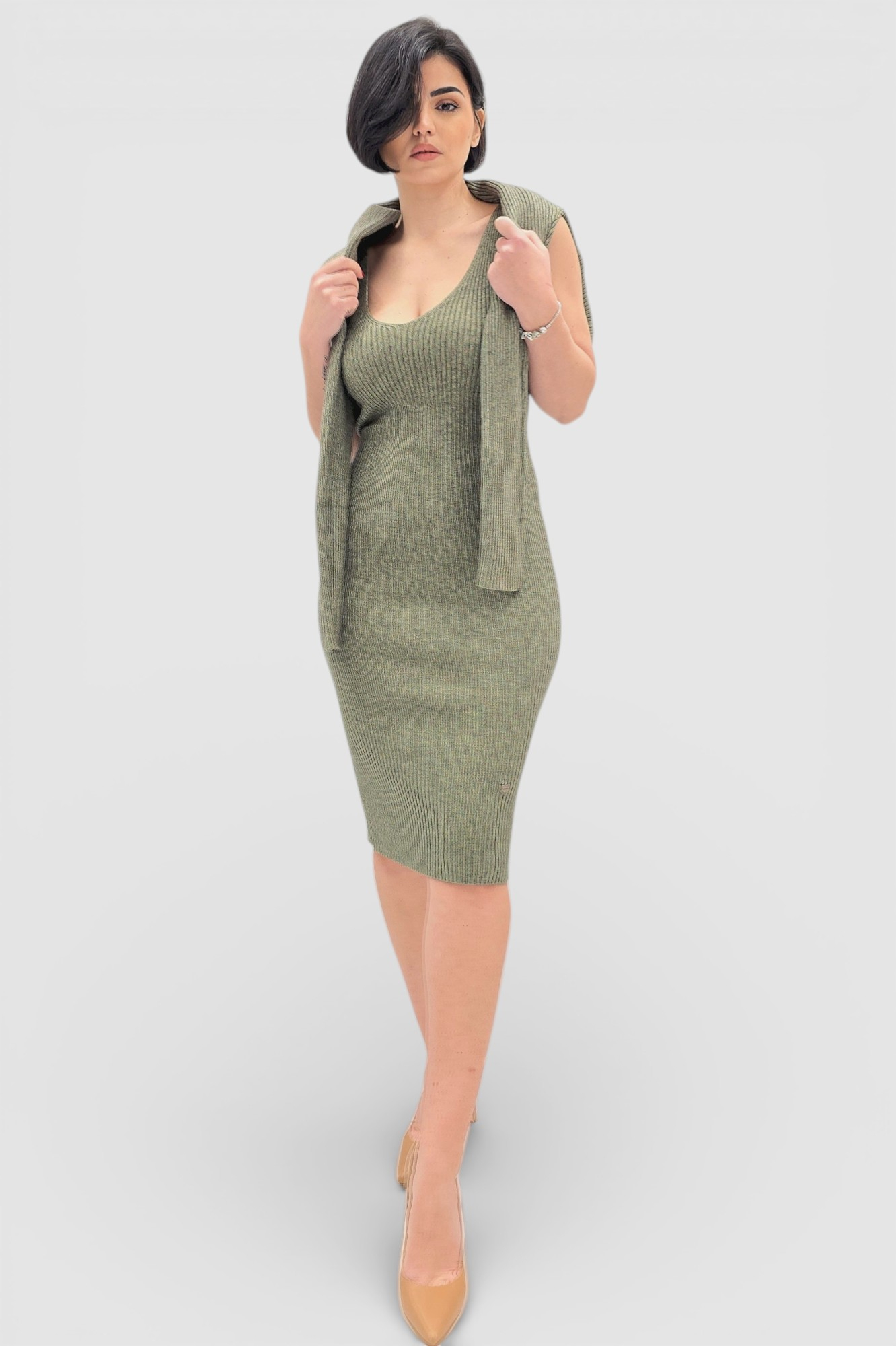 Komplet rebraste viskozne haljine i džempera u kaki boji Catrina