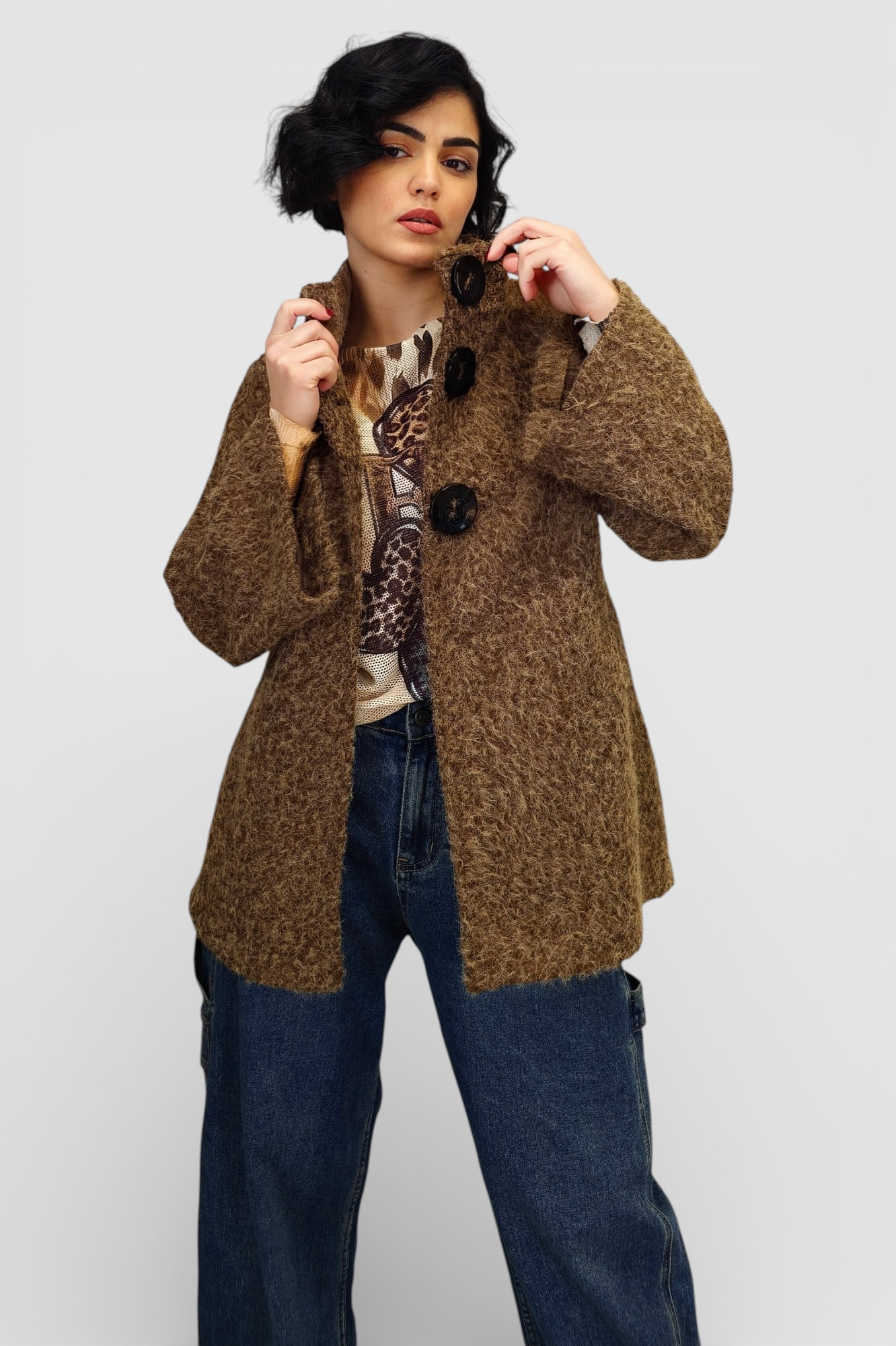 Ženski kratki kaputić Bruna u smeđoj boji s povišenom kragnom i gumbima