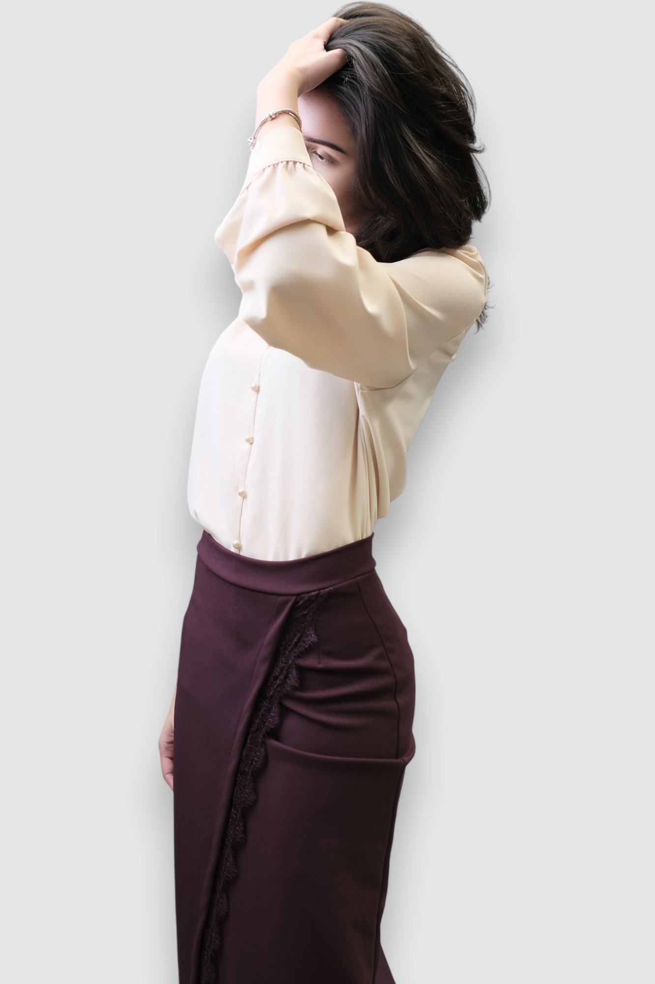 Ženska bordo suknja Izabella s prorezom i čipkom