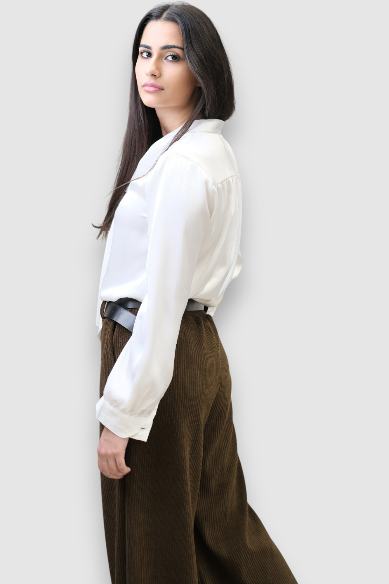 Ženska satenska košulja Ivania u bijeloj boji s ukrasnom kravatom