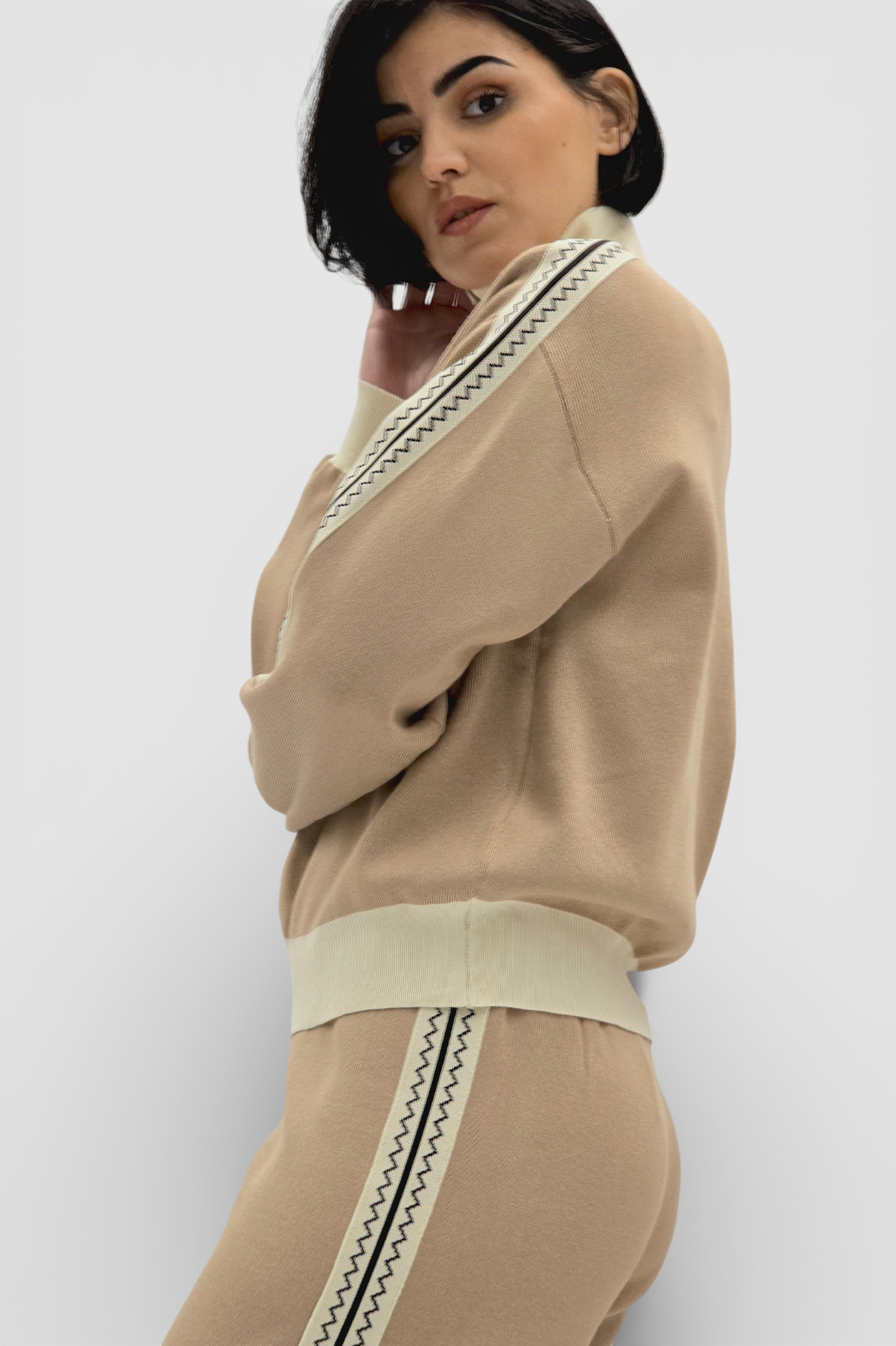 Ženska bež viskozna trenirka Coral u retro stilu