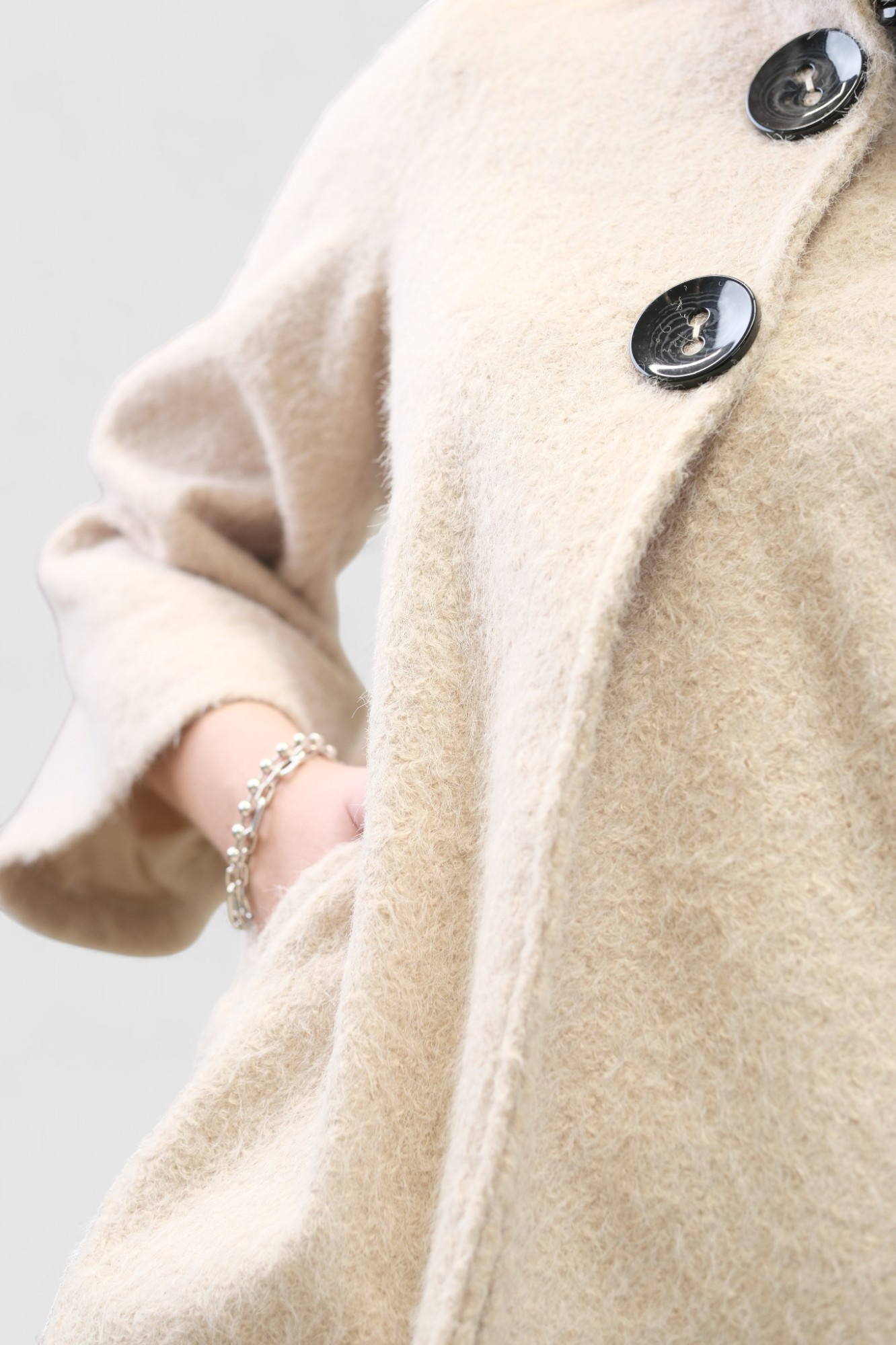 Ženski kaput Bruna u bež boji s povišenom kragnom i gumbima