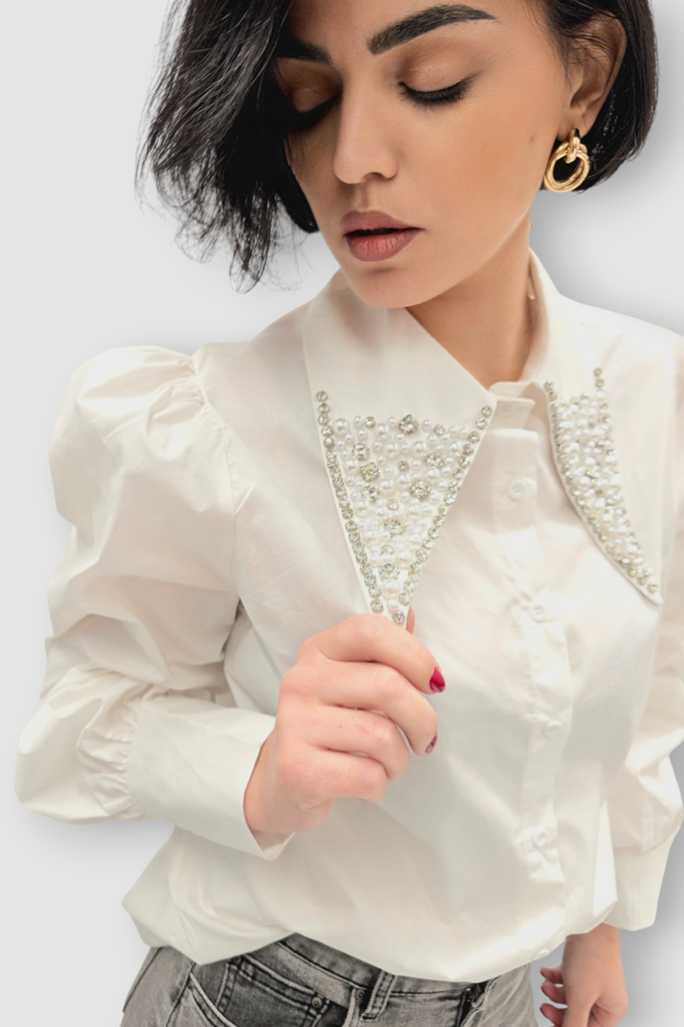 Ženska bijela košulja Belen dugih rukava ukrašena biserima i kristalima na kragni