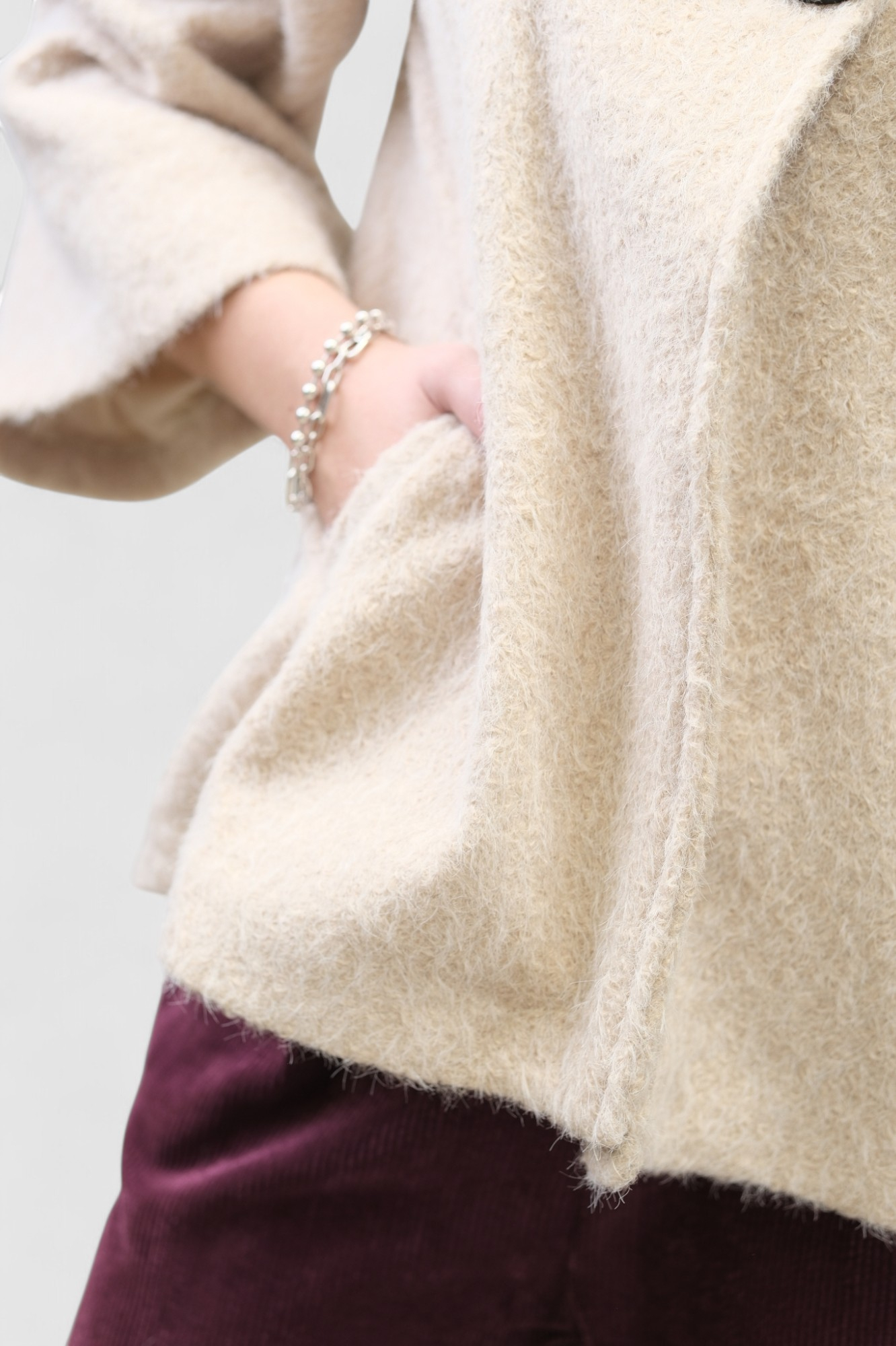 Ženski kaput Bruna u bež boji s povišenom kragnom i gumbima