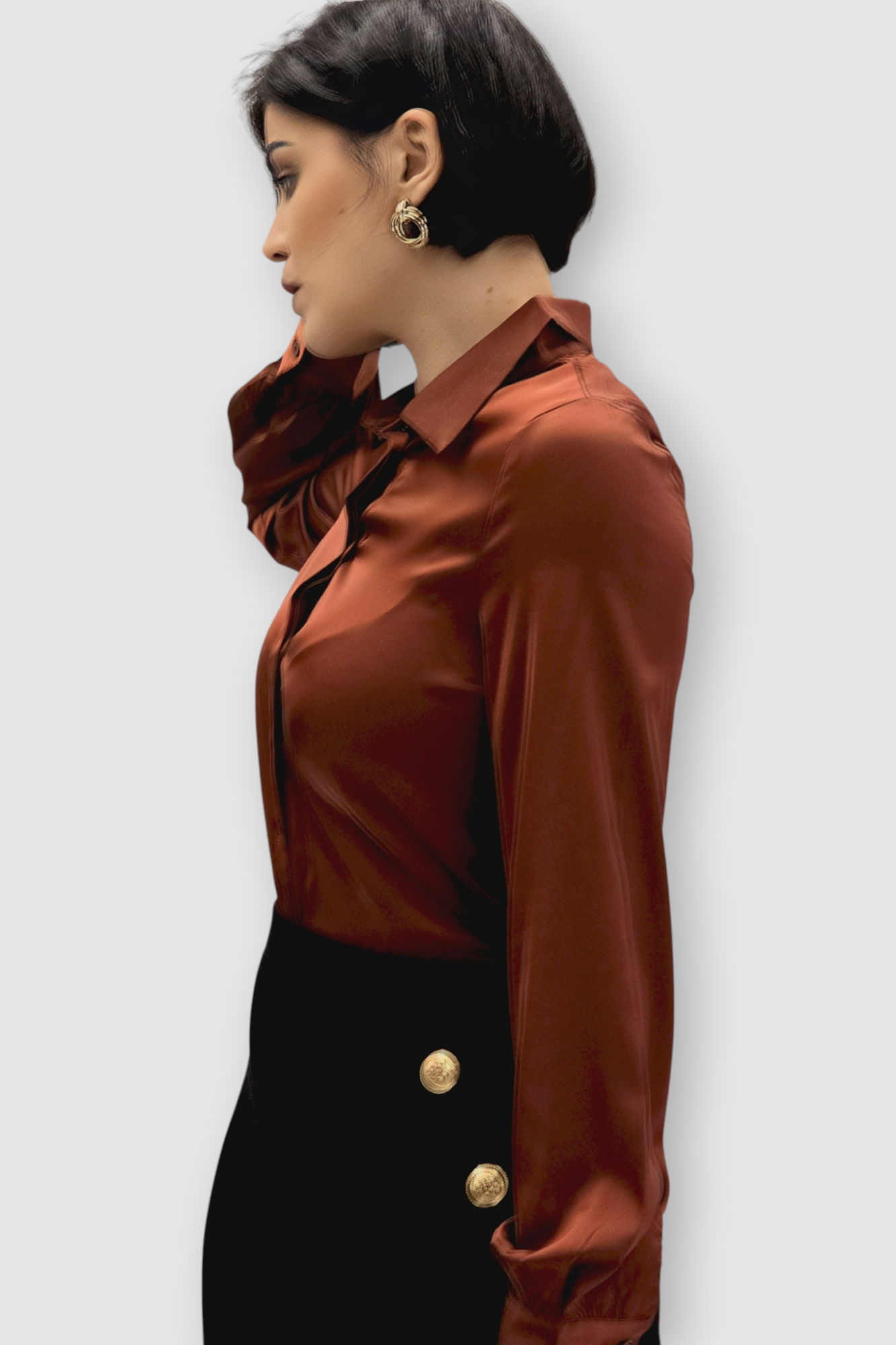 Ženska satenska košulja Fianna u bakreno smeđoj boji s diskretnim sjajem i klasičnim krojem