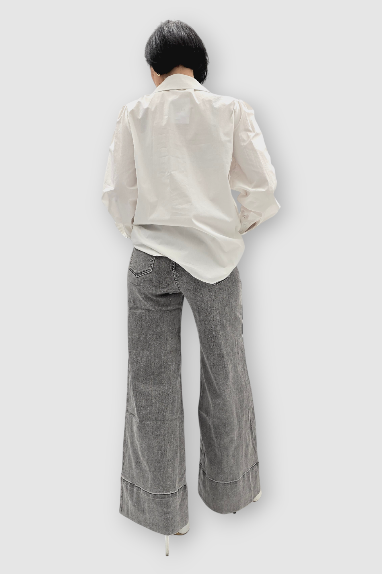 Ženska bijela košulja Belen dugih rukava ukrašena biserima i kristalima na kragni