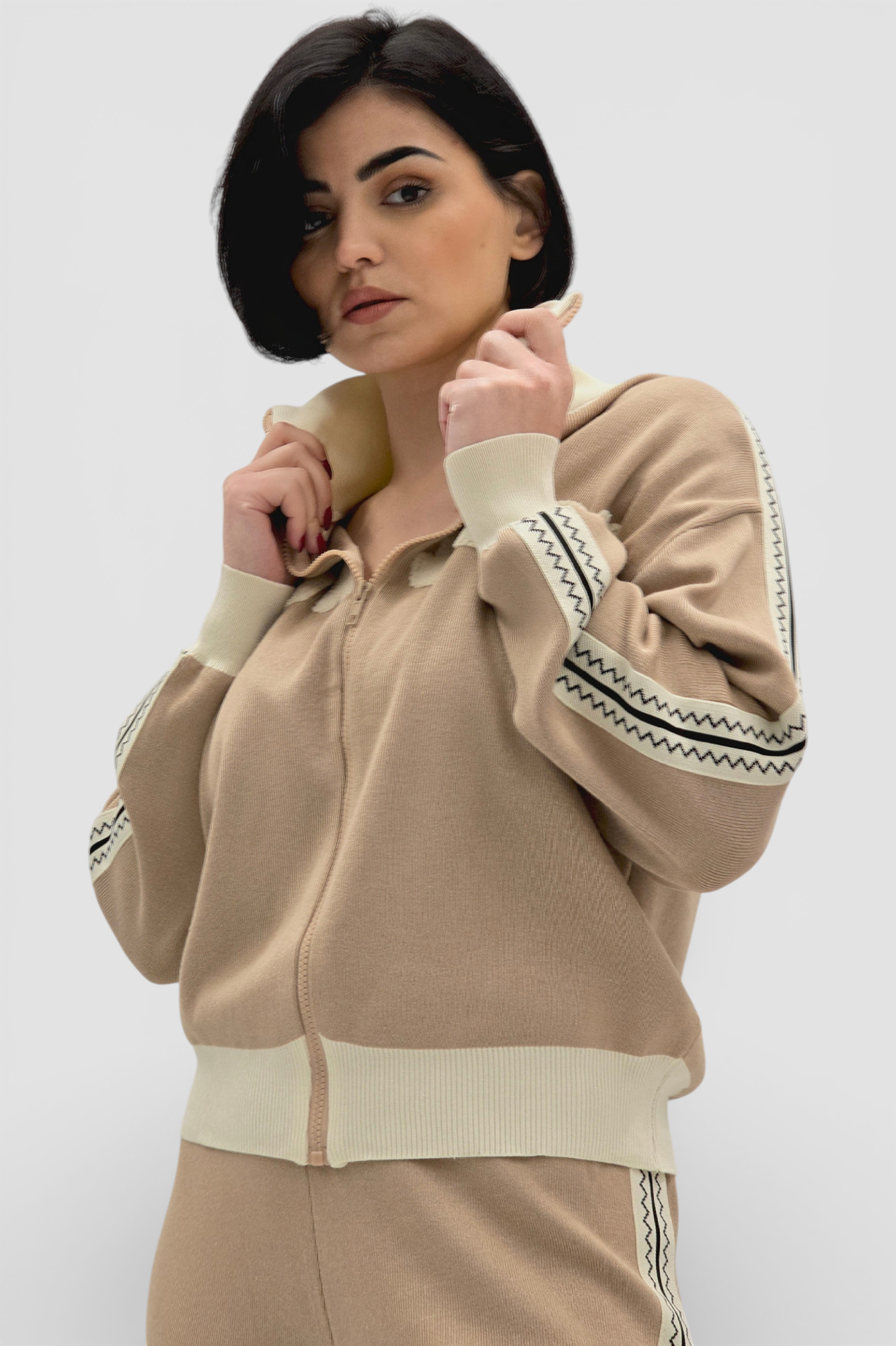 Ženska bež viskozna trenirka Coral u retro stilu